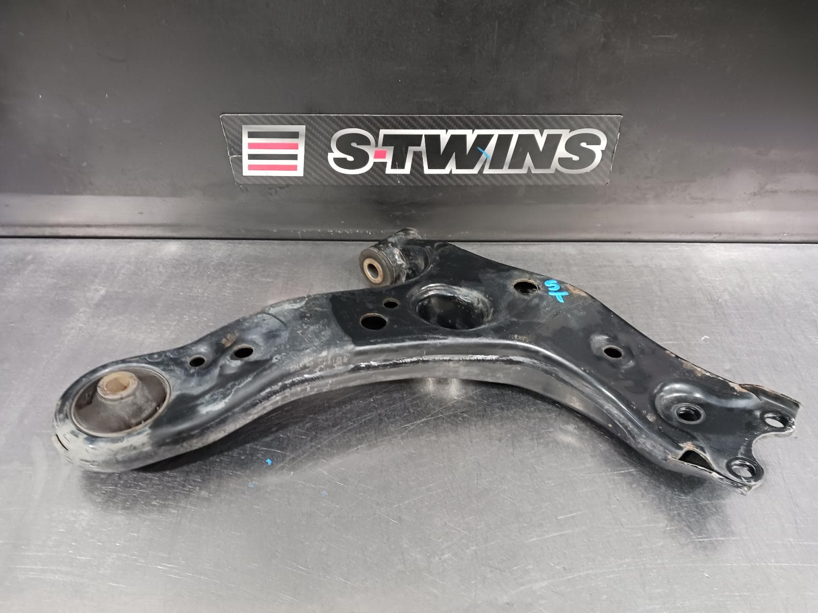 Used auto part listing image: 2014 FORD FOCUS LEFT FRONT LOWER CONTROL ARM LW, 08/11-08/15 0000244268