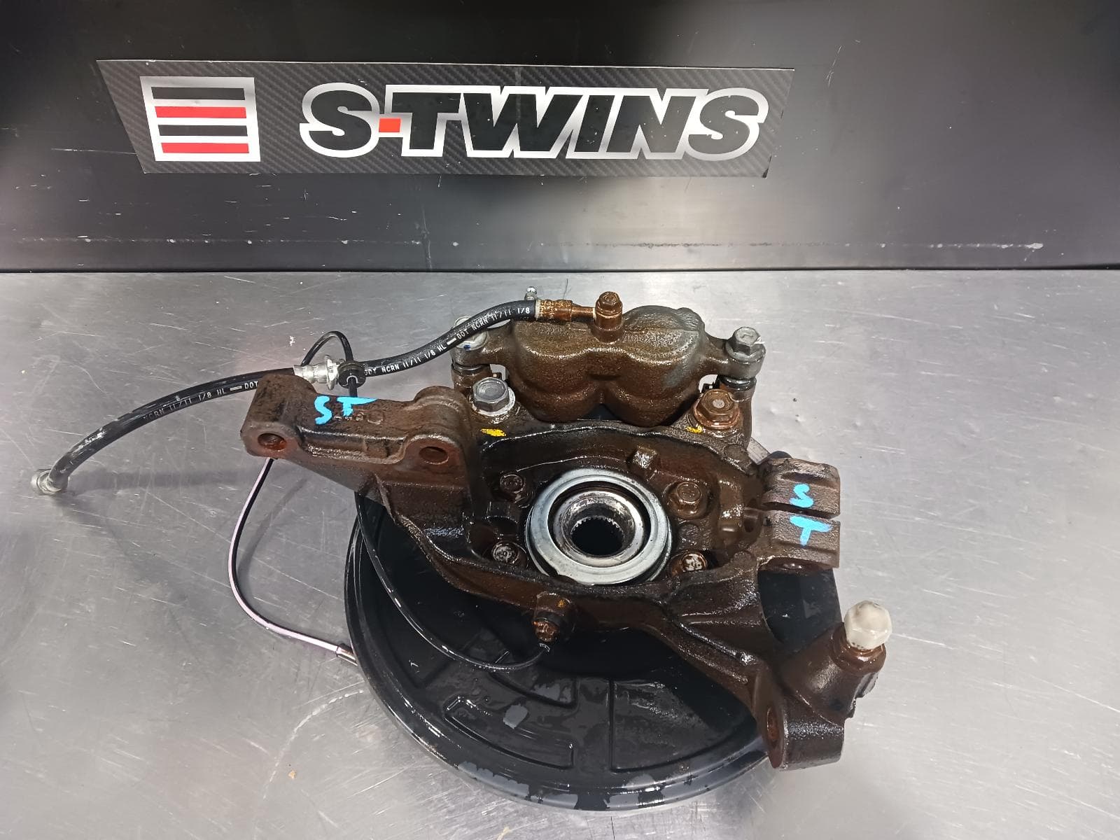 Used auto part listing image: 2011 NISSAN ELGRAND LEFT FRONT HUB ASSEMBLY E52, 08/10- 0000206536