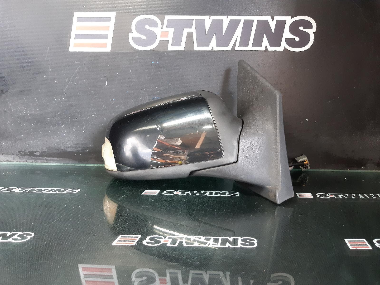 Used auto part listing image: 2008 FORD FOCUS RIGHT DOOR MIRROR LT, CABRIO, POWER, COLOUR CODED, 05/07-04/08 0000262196