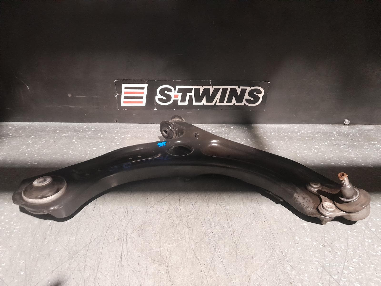 Used auto part listing image: 2020 AUDI A1 RIGHT FRONT LOWER CONTROL ARM GB, 01/19- 0000335358