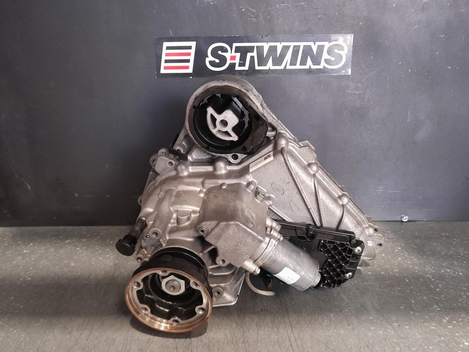 Used auto part listing image: 2018 LAND ROVER RANGEROVER VELAR TRANSFER CASE L560, 05/17- 0000340875
