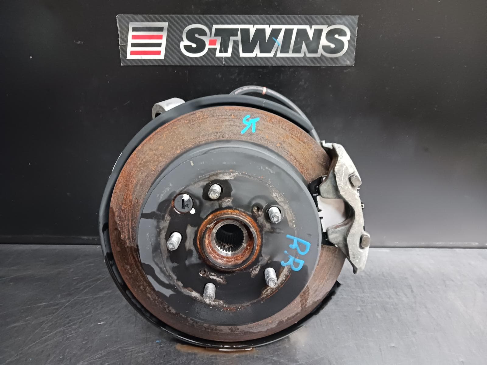 Used auto part listing image: 2009 LEXUS IS250/IS250C RIGHT REAR HUB ASSEMBLY GSE20R, 2.5, PETROL, IS250, 11/05-06/13 0000247141