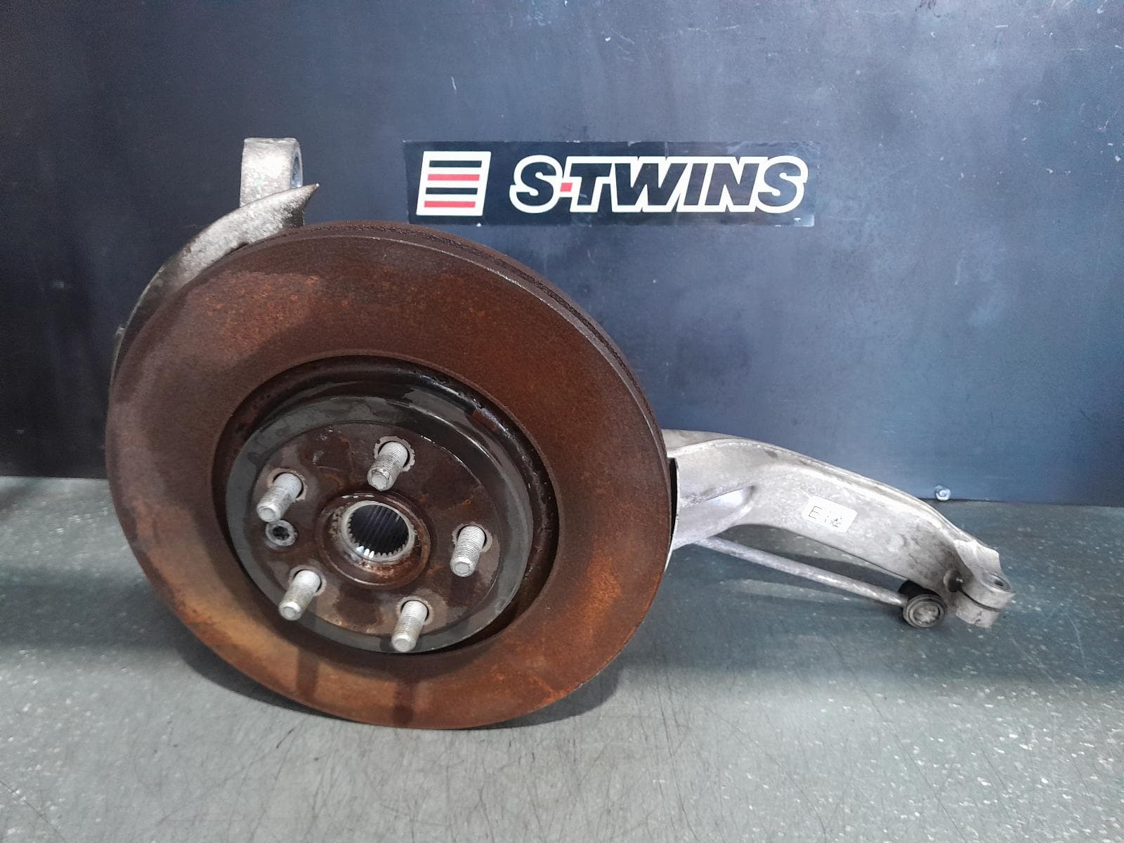 Used auto part listing image: 2018 LAND ROVER RANGEROVER VELAR RIGHT FRONT HUB ASSEMBLY L560, 05/17- 0000340869