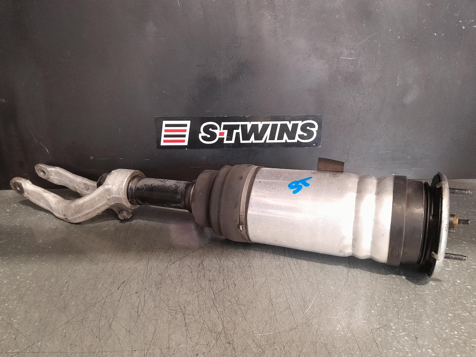 Used auto part listing image: 2018 LAND ROVER RANGEROVER VELAR RIGHT FRONT STRUT L560, AIR SUSPENSION TYPE, 05/17- 0000340876