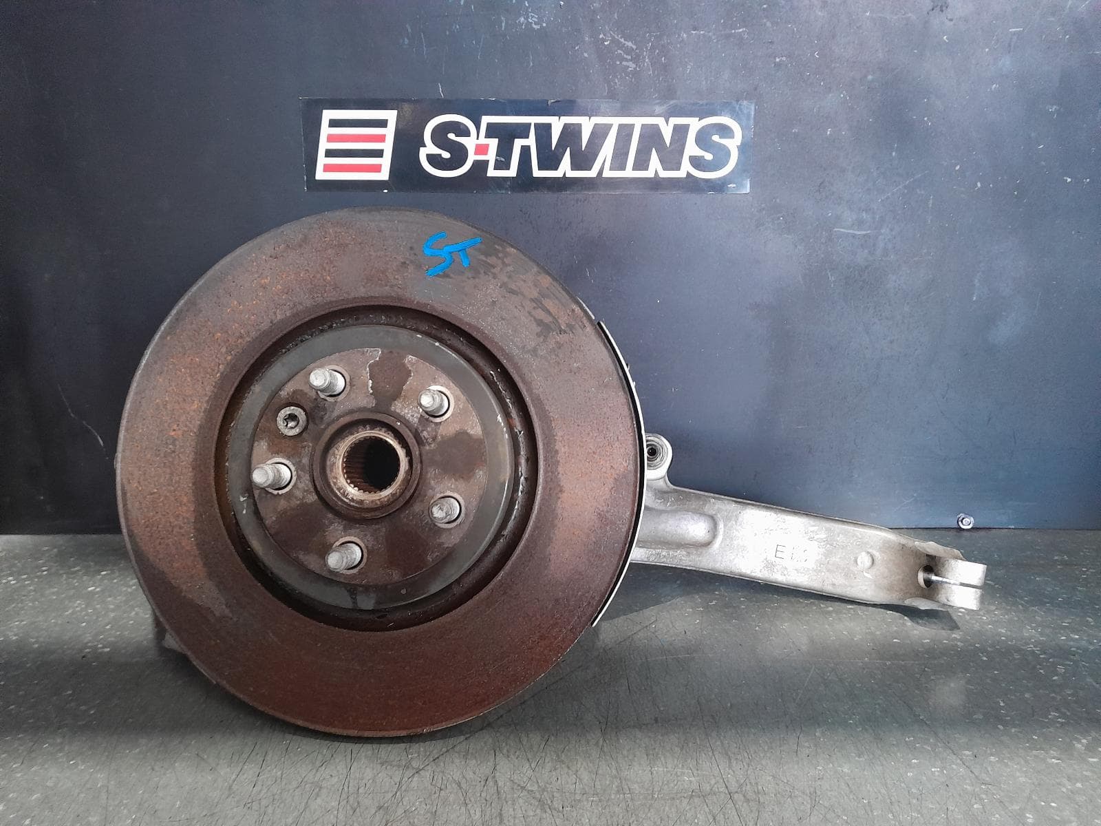 Used auto part listing image: 2018 LAND ROVER RANGEROVER VELAR LEFT FRONT HUB ASSEMBLY L560, 05/17- 0000340870