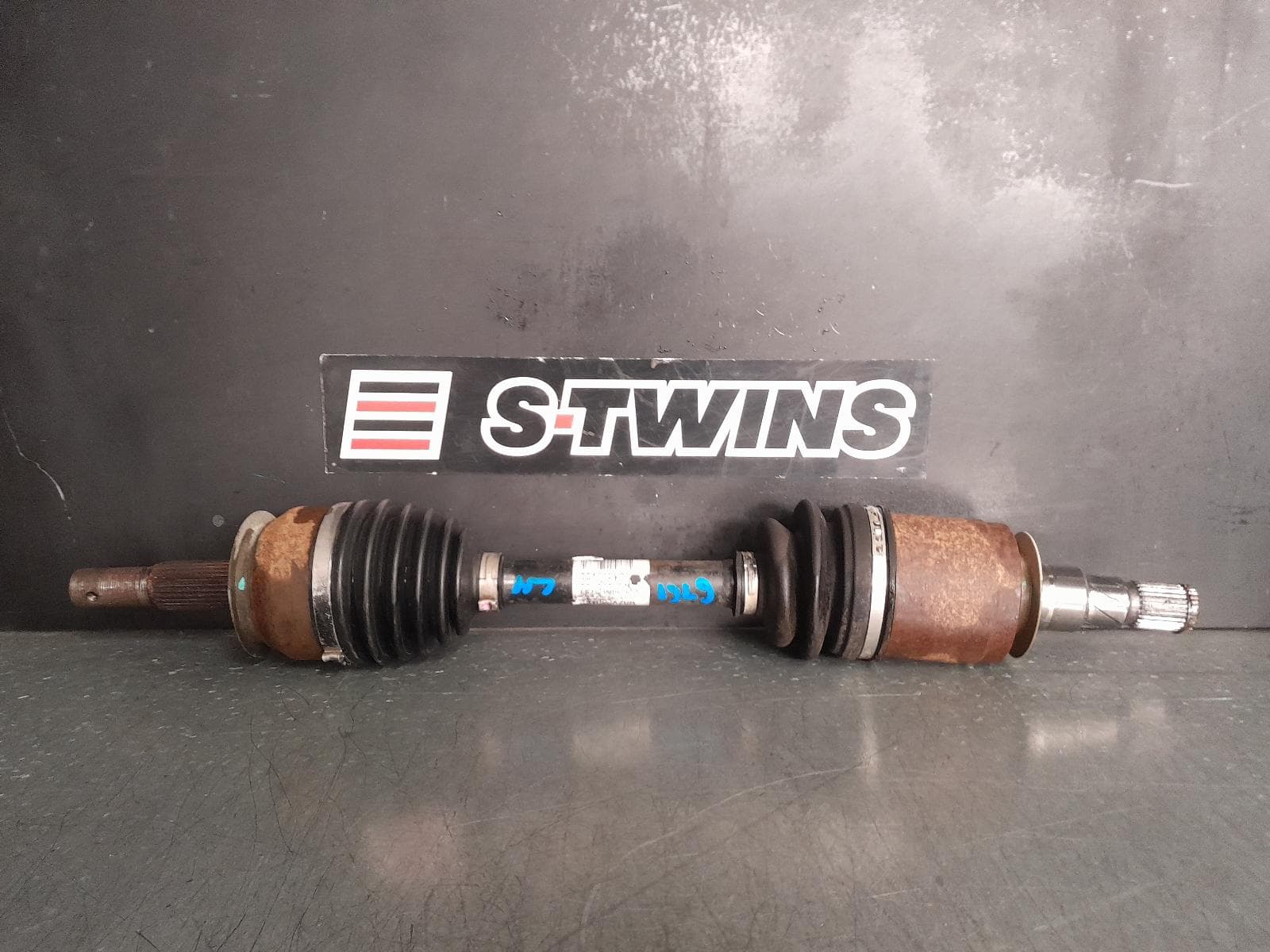 Used auto part listing image: 2013 NISSAN NAVARA LEFT DRIVESHAFT D40 (VIN VSK), FRONT, 09/05-08/15 0000349045