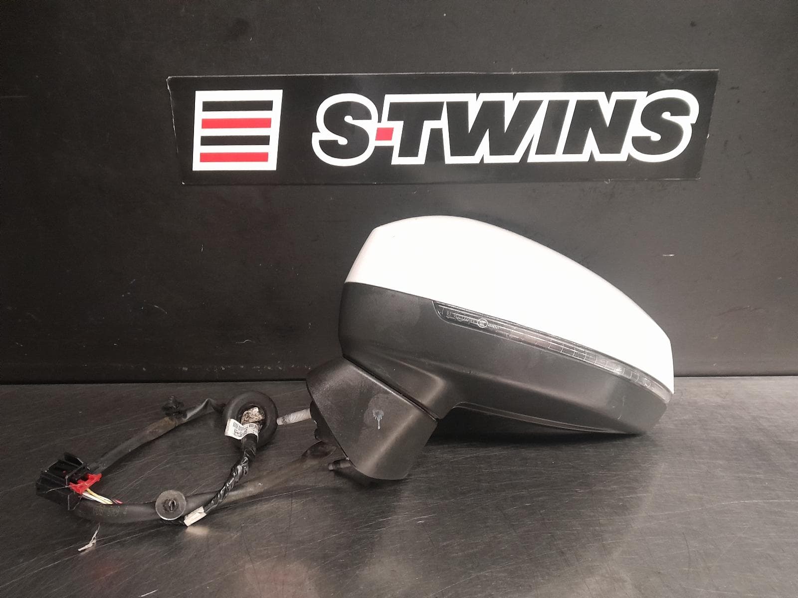 Used auto part listing image: 2014 AUDI A3 LEFT DOOR MIRROR 8V, A3, SEDAN, MANUAL FOLD, NON LANE CHANGE ASSIST TYPE (6XC/7Y0), 11/13-10/20 0000277148