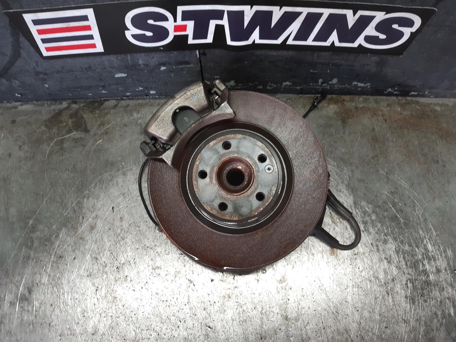 Used auto part listing image: 2014 MERCEDES GLA CLASS LEFT FRONT HUB ASSEMBLY X156, 04/14-01/20 0000276803