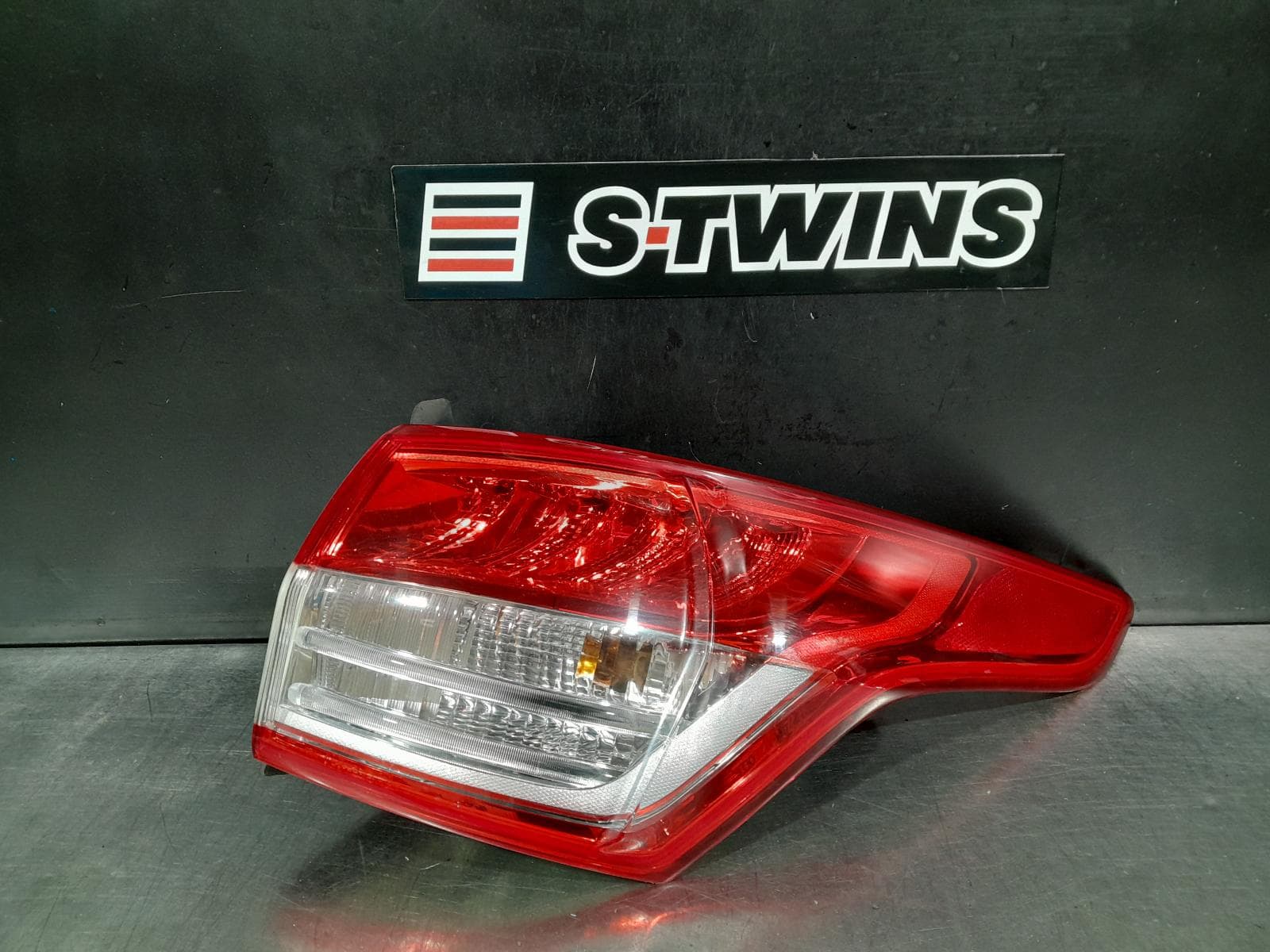 Used auto part listing image: 2013 FORD KUGA RIGHT TAILLIGHT TF, IN BODY, TITANIUM, LED TYPE, 11/12-09/16 0000270061