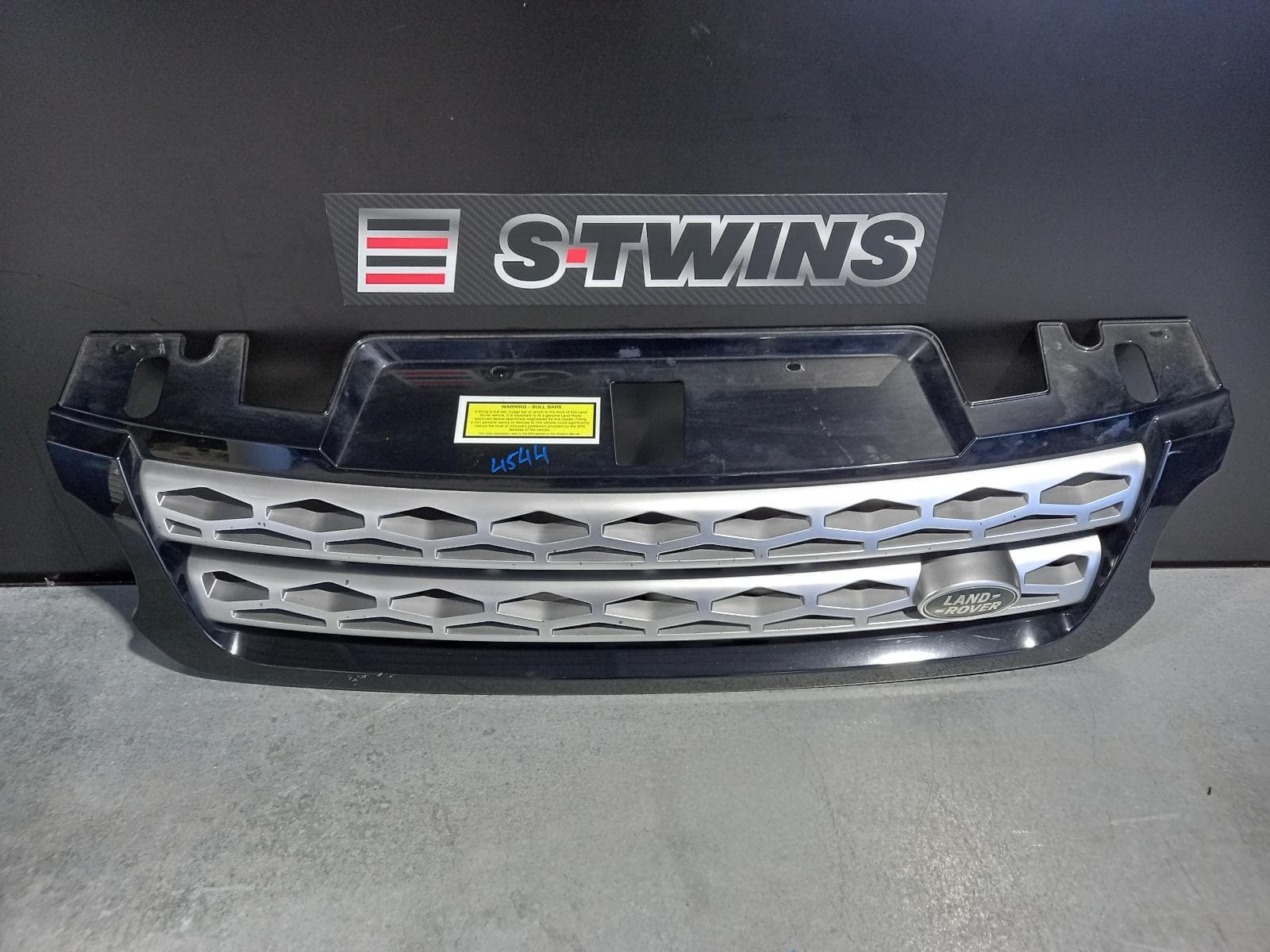 Used auto part listing image: 2014 LAND ROVER RANGEROVER SPORT GRILLE L494, NON SVR TYPE, RADIATOR GRILLE, CHROME, 06/13-10/17 0000163773