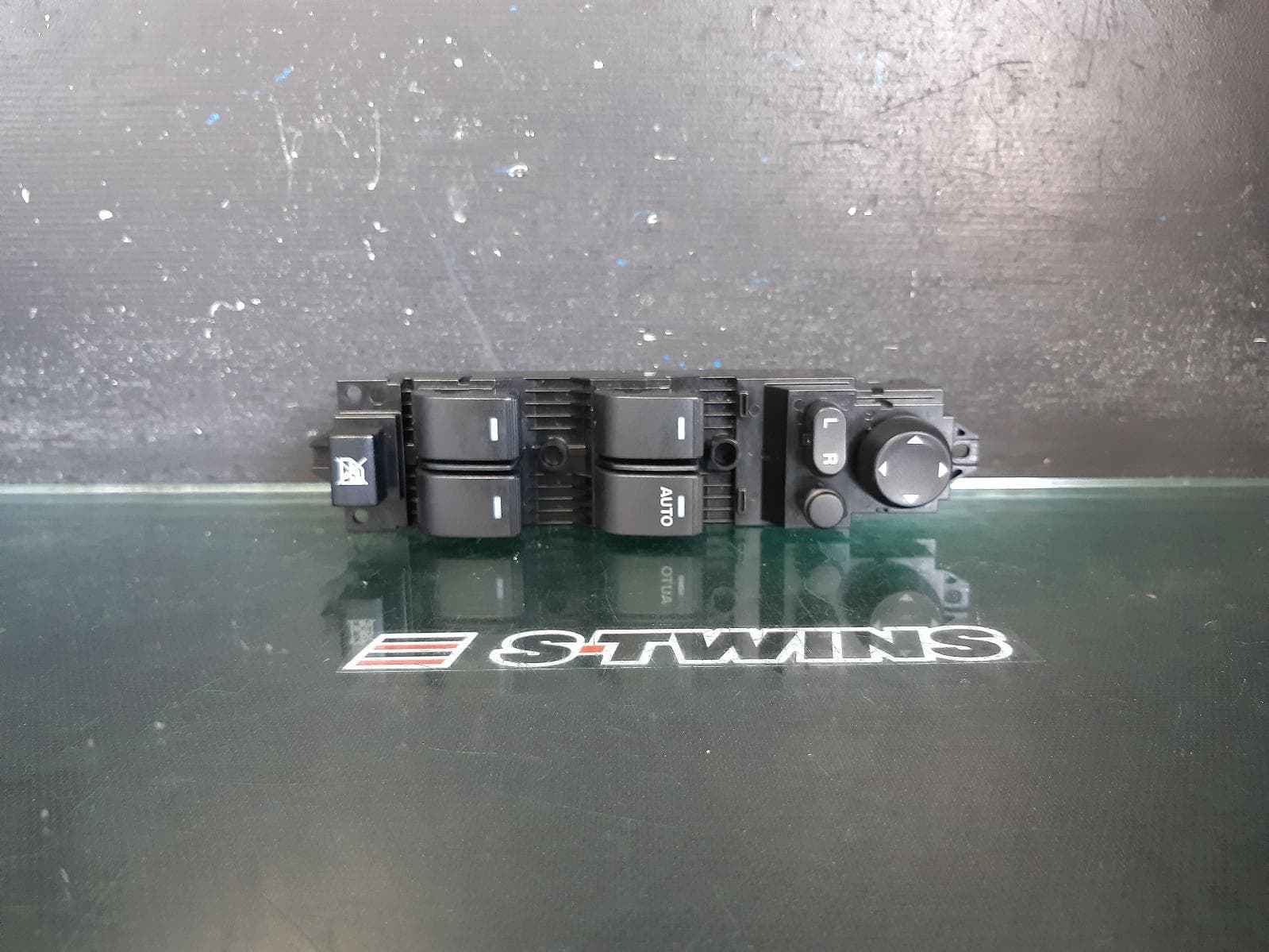 Used auto part listing image: 2011 MAZDA 6 PWR DR WIND SWITCH RH FRONT (MASTER SWITCH), NON POWER FOLD TYPE, GH, 03/10-11/12 0000222730