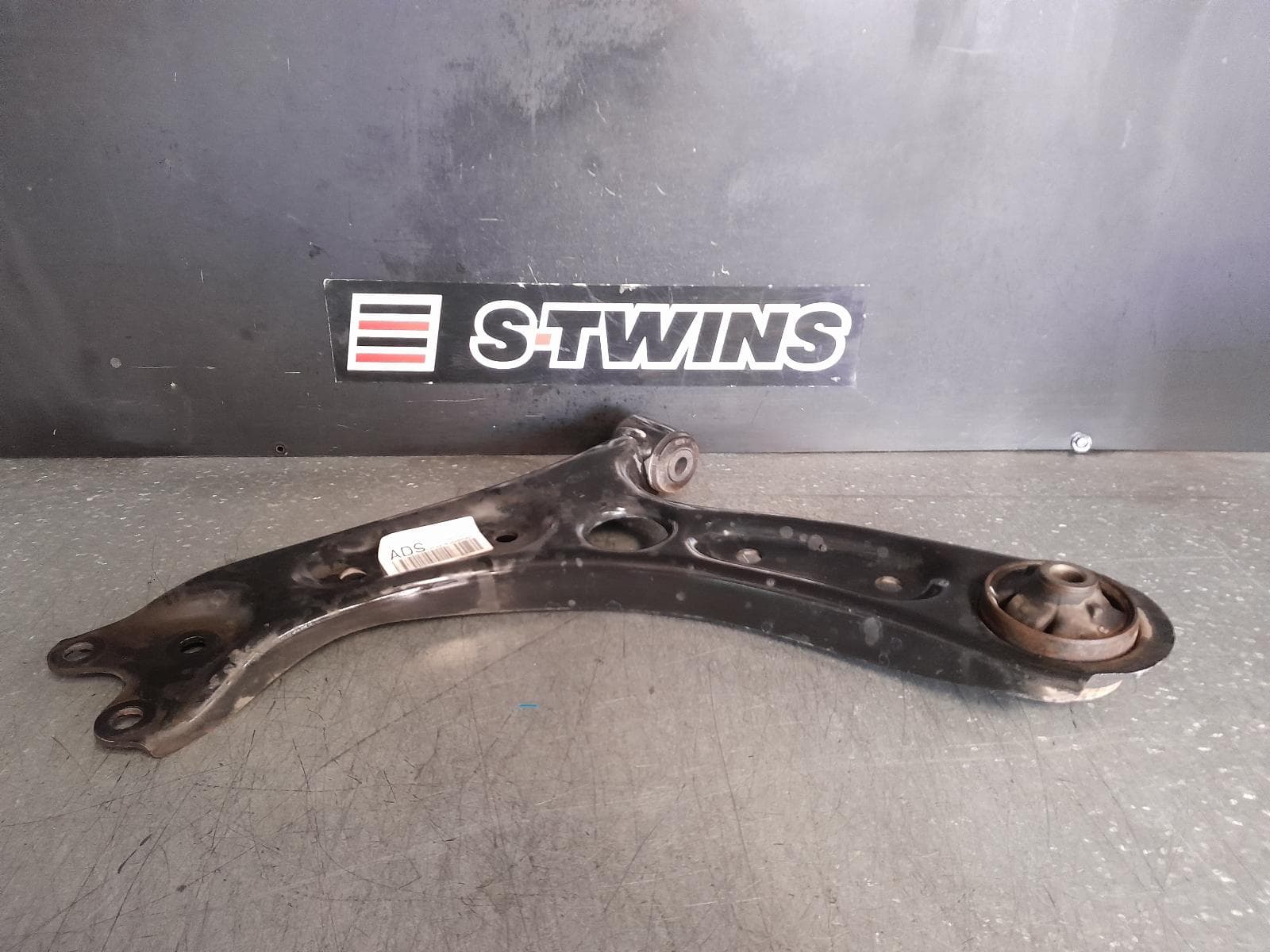 Used auto part listing image: 2018 HYUNDAI I30 LEFT FRONT LOWER CONTROL ARM PD, HATCH (S. KOREA VIN KMHH), STANDARD TYPE, 03/17- 0000345953