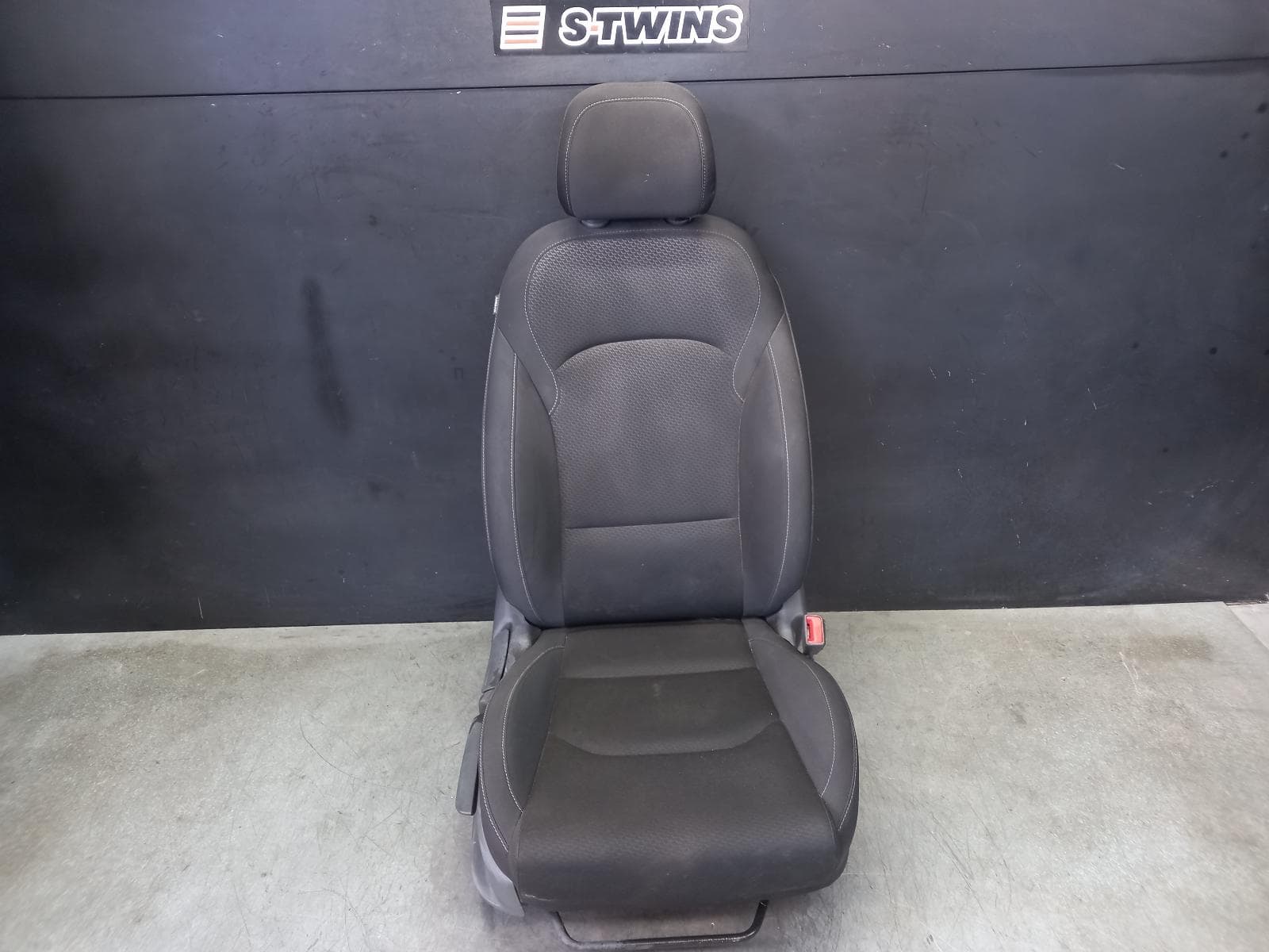Used auto part listing image: 2018 HYUNDAI I30 FRONT SEAT RH FRONT, PD, HATCH (S. KOREA VIN KMHH), CLOTH, GREY, GO/ACTIVE, 03/17-12/23 0000345956