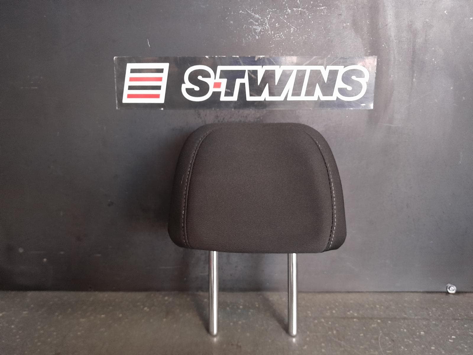 Used auto part listing image: 2018 HYUNDAI I30 HEADREST RH REAR, CLOTH, GREY, GO/ACTIVE, PD, 03/17- 0000345957