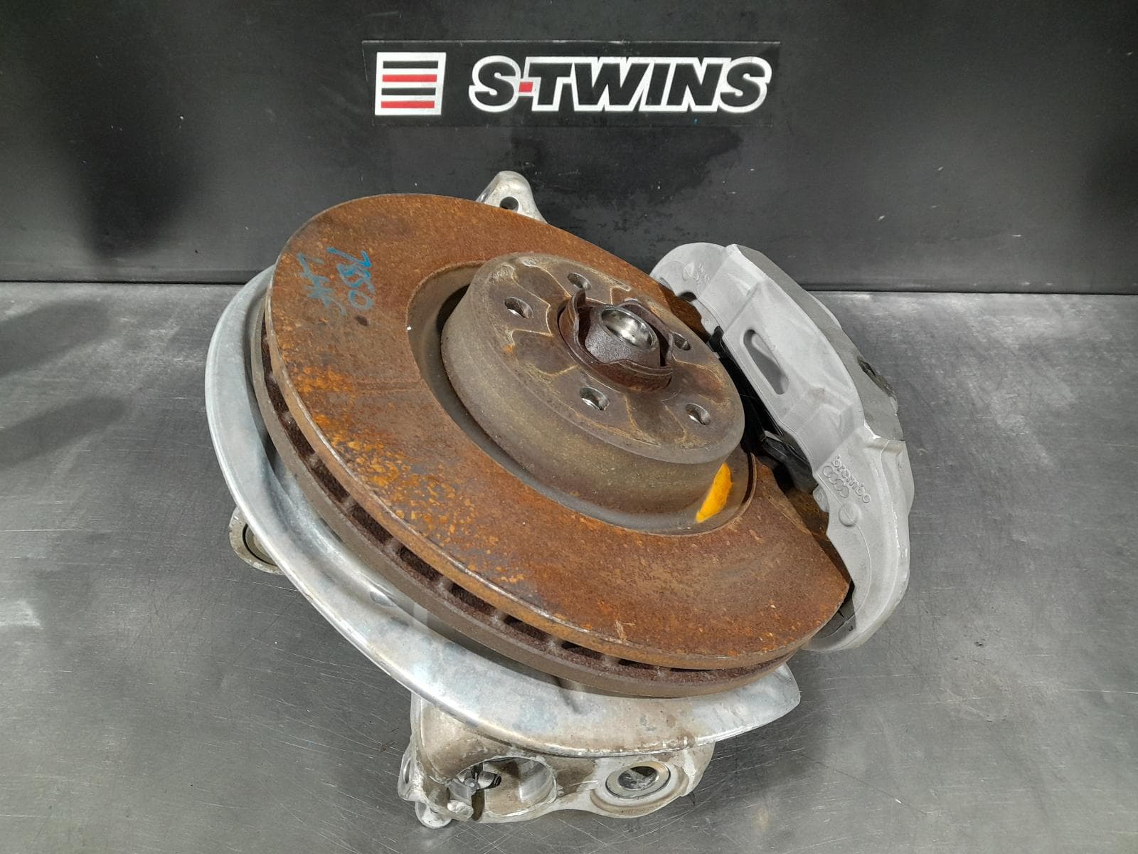 Used auto part listing image: 2017 AUDI Q5 LEFT FRONT HUB ASSEMBLY FY, 02/17- 0000304037
