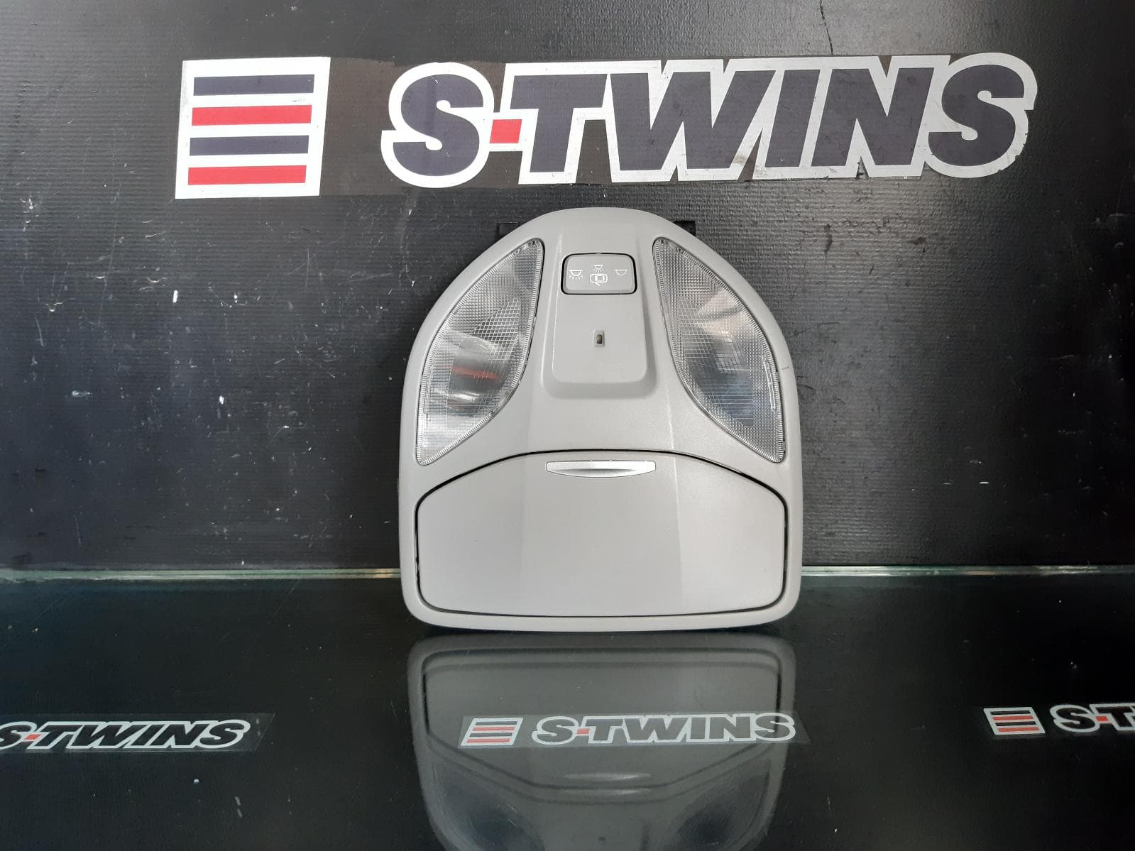 Used auto part listing image: 2017 HYUNDAI SANTA FE COURTESY LIGHT FRONT, NON SUNROOF SWITCH, W/ SUNGLASS HOLDER TYPE, DM, 06/12-02/18 0000173161