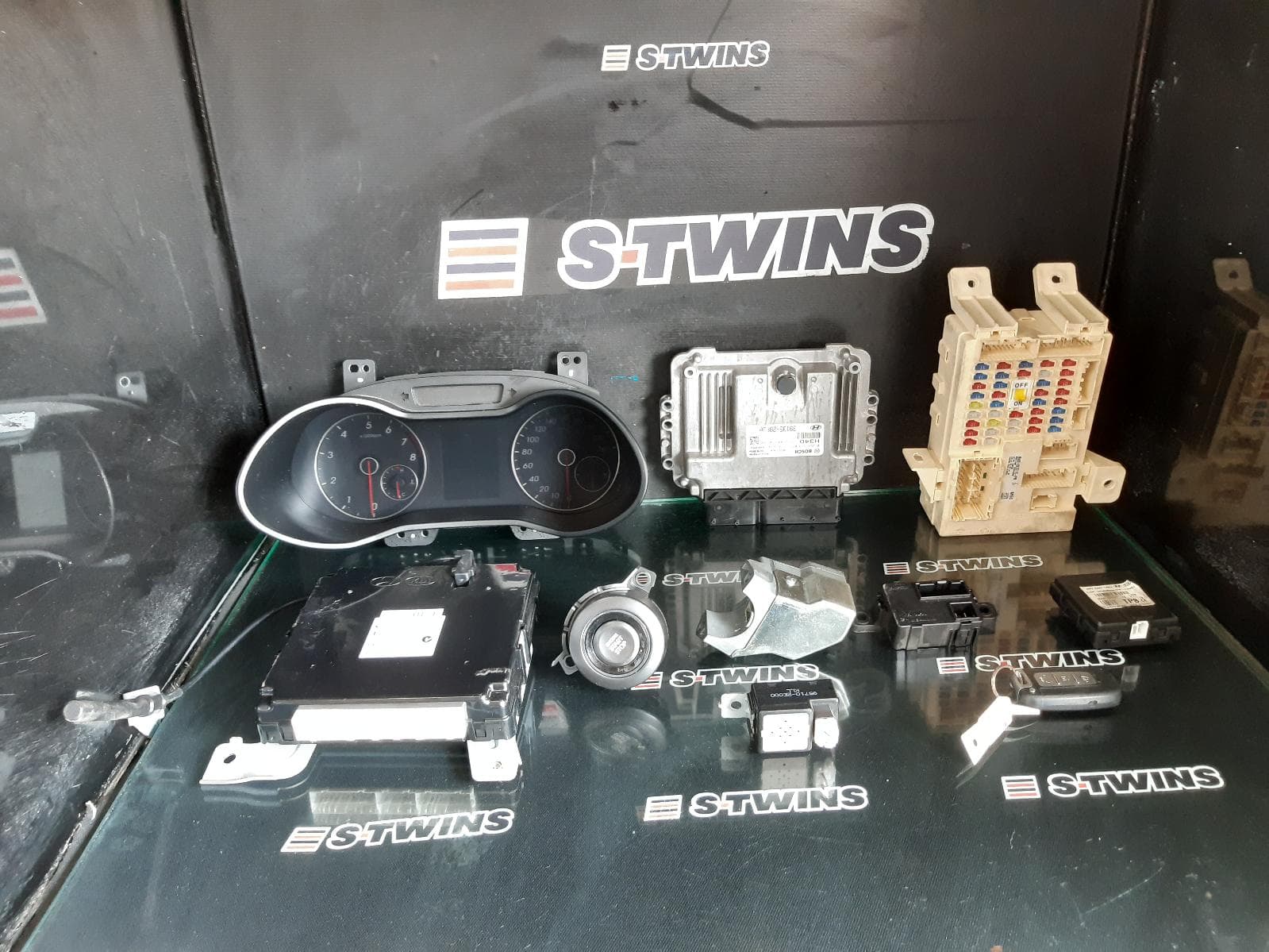 Used auto part listing image: 2016 HYUNDAI VELOSTER ENGINE ECU, TURBO, AUTO T/M, P/N 391352BFJ0, SEC SET (ECU/IMM/READER/KEY), FS, 05/15-02/18 0000233502