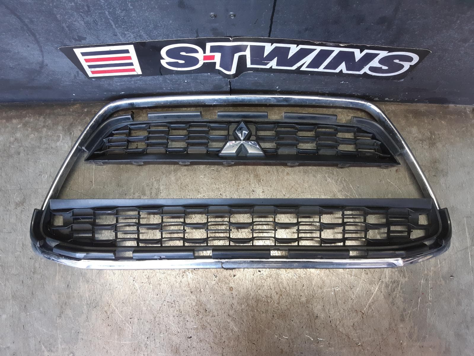 Used auto part listing image: 2013 MITSUBISHI ASX GRILLE BUMPER GRILLE SURROUND, XB, CHROME, 07/12-08/16 0000230365