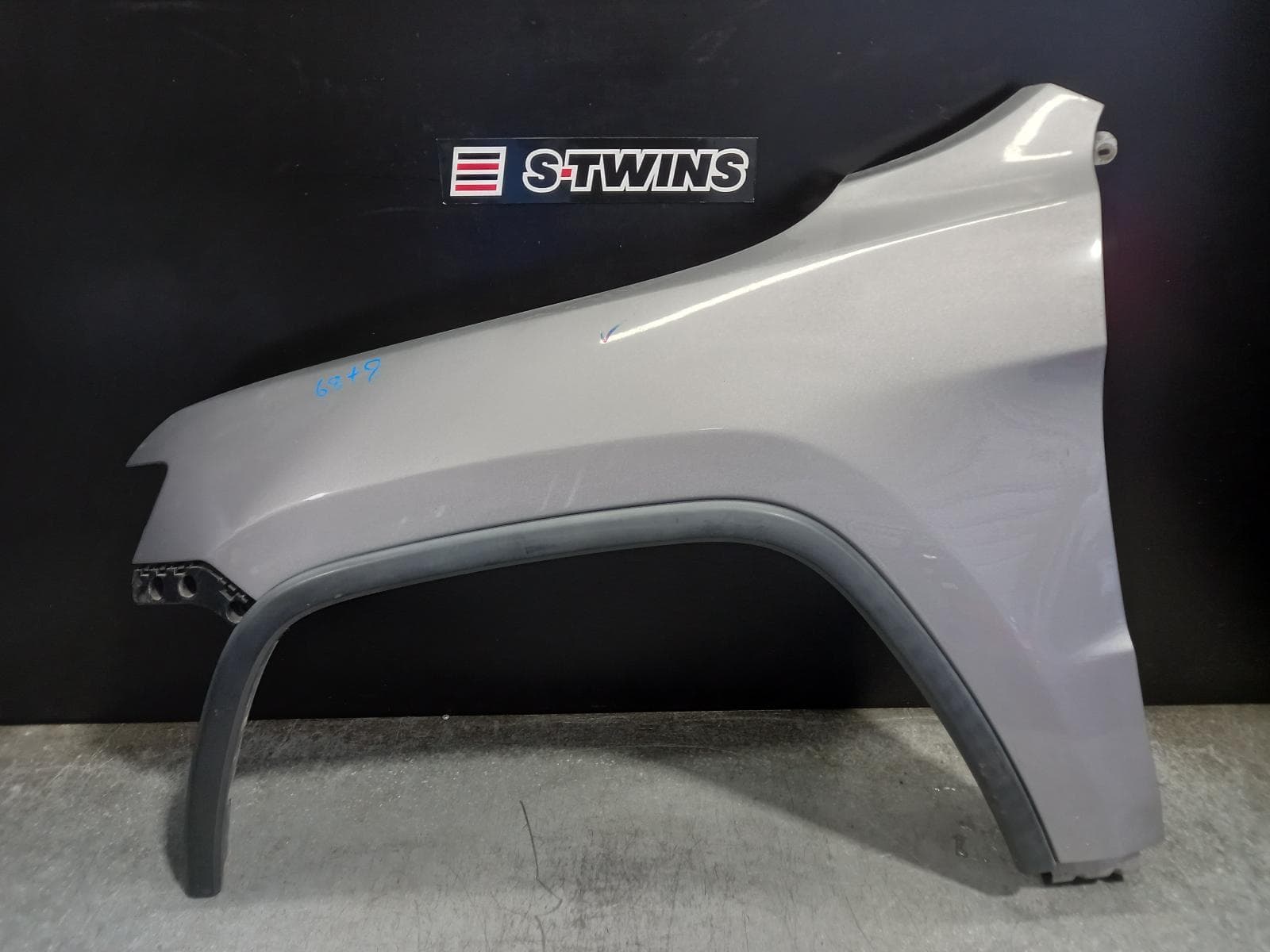Used auto part listing image: 2015 JEEP GRANDCHEROKEE LEFT GUARD WK, SRT/SRT8, 04/13-02/22 0000273198