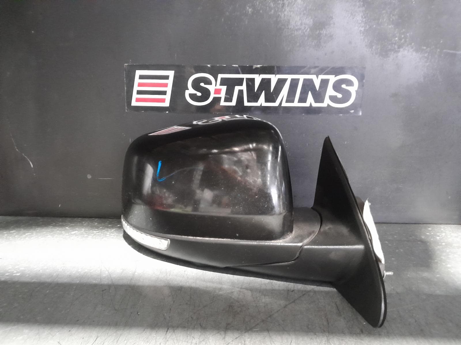 Used auto part listing image: 2014 JEEP GRANDCHEROKEE RIGHT DOOR MIRROR W/ MEMORY, AUTO DIM, BLIND SPOT, PUDDLE, COLOUR CODED, WK, 04/13-12/16 0000343988
