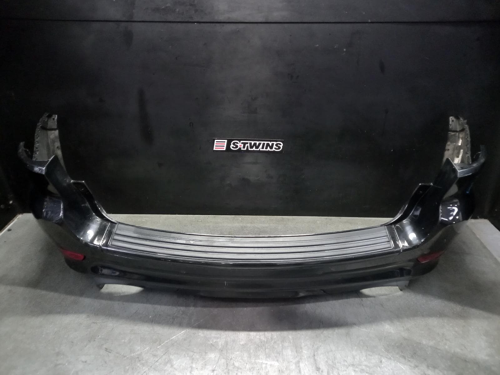 Used auto part listing image: 2014 JEEP GRANDCHEROKEE REAR BUMPER BUMPER BAR, W/ PARK SENSOR TYPE, WK, SRT8/SRT, 04/13-09/16 0000343990