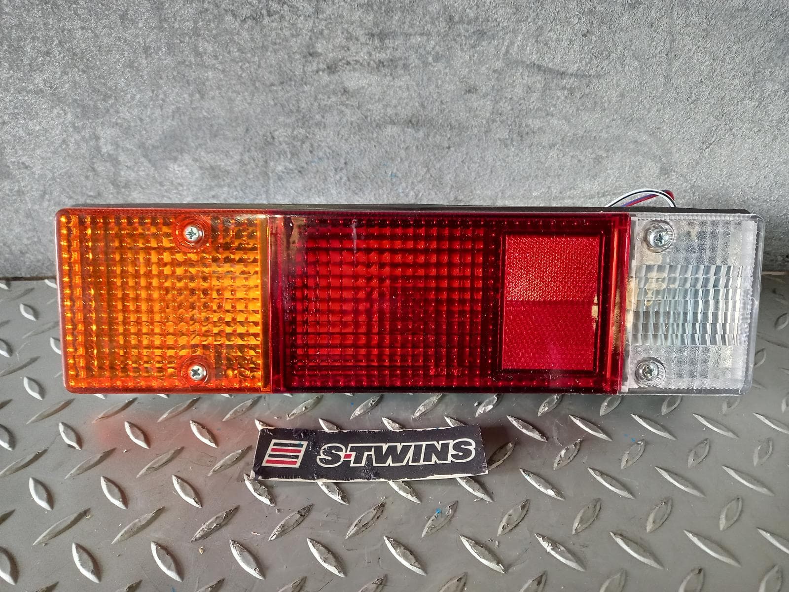 Used auto part listing image: 1992 MITSUBISHI TRITON RIGHT TAILLIGHT MH-MJ, TRAY BACK, 09/90-08/96 0000131892