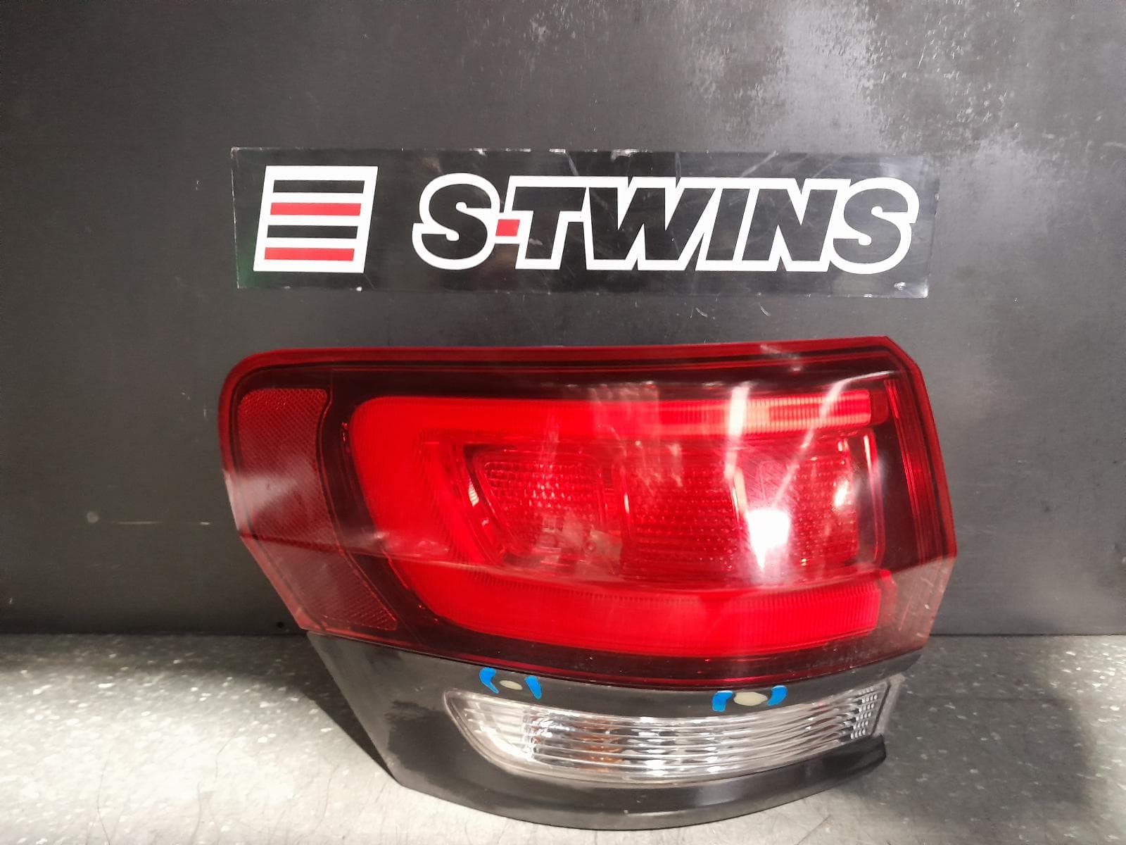 Used auto part listing image: 2014 JEEP GRANDCHEROKEE LEFT TAILLIGHT WK, SRT/75TH ANNIV/TRACKHAWK/BLACKHAWK, BLACK BEZEL, 04/13-02/22 0000343992