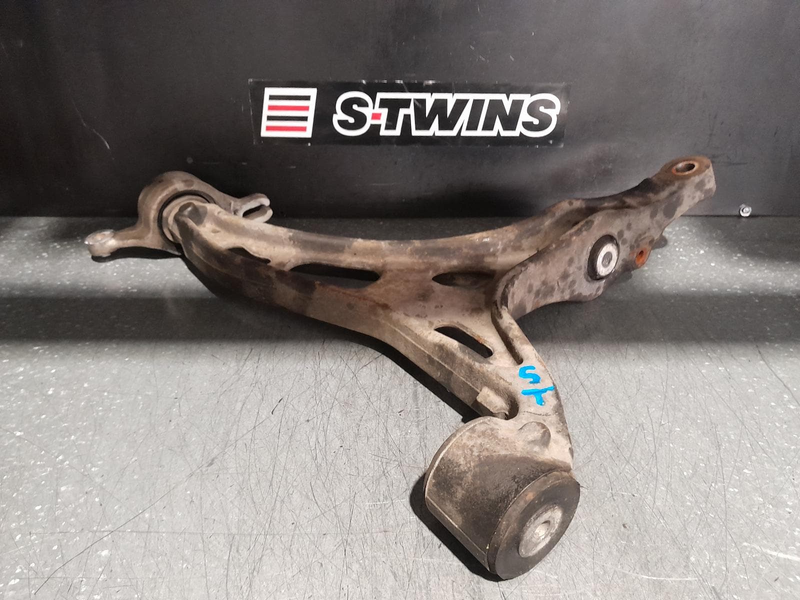 Used auto part listing image: 2014 JEEP GRANDCHEROKEE LEFT FRONT LOWER CONTROL ARM WK, 6.4, PETROL, 10/10-09/16 0000344000