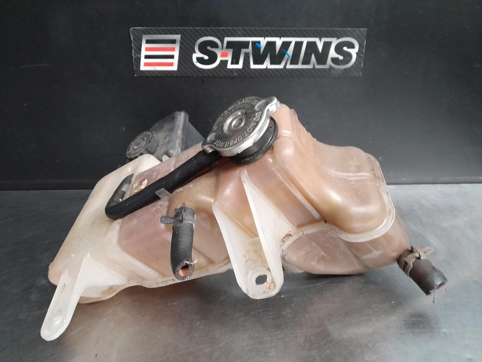 Used auto part listing image: 2010 CHRYSLER 300C OVERFLOW BOTTLE 11/05-12/11 0000250638