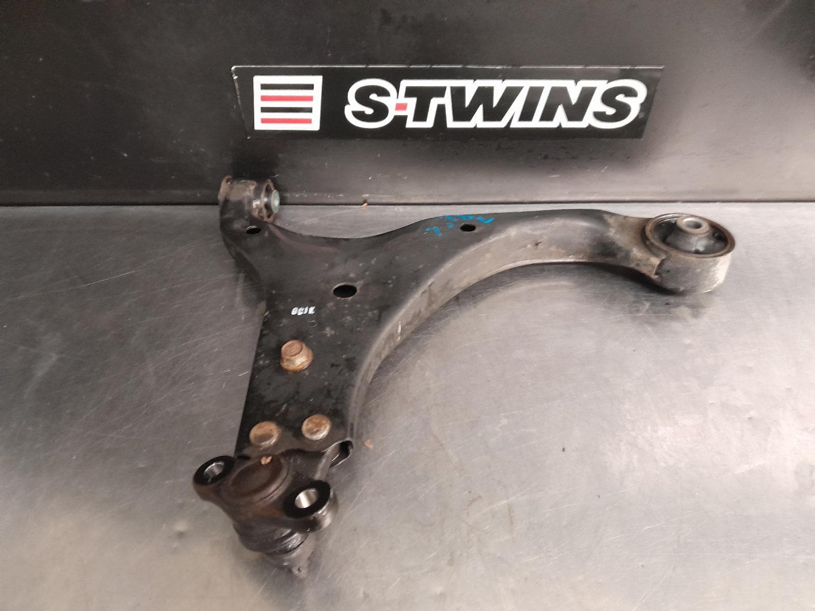 Used auto part listing image: 2011 HYUNDAI I30 RIGHT FRONT LOWER CONTROL ARM FD, 09/07-04/12 0000287085