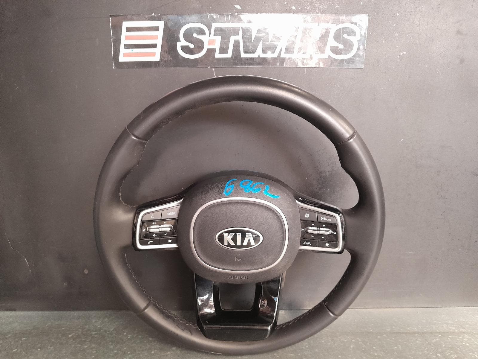 Used auto part listing image: 2021 KIA CARNIVAL/GRAND CARNIVAL STEERING WHEEL KA4, LEATHER, NON HEATED TYPE, 10/20- 0000321972