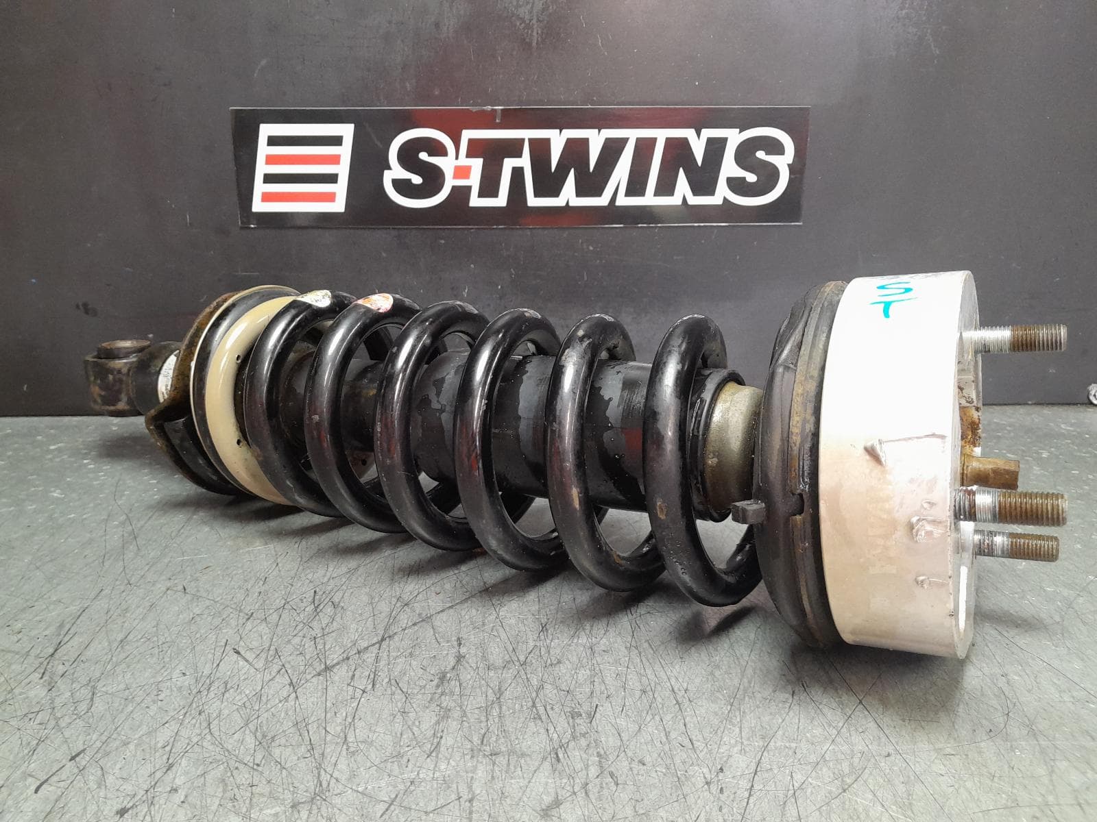 Used auto part listing image: 2016 NISSAN NAVARA LEFT FRONT STRUT NP300, 2WD/4WD, DUAL CAB, COIL SUSP TYPE, 04/15- 0000354822