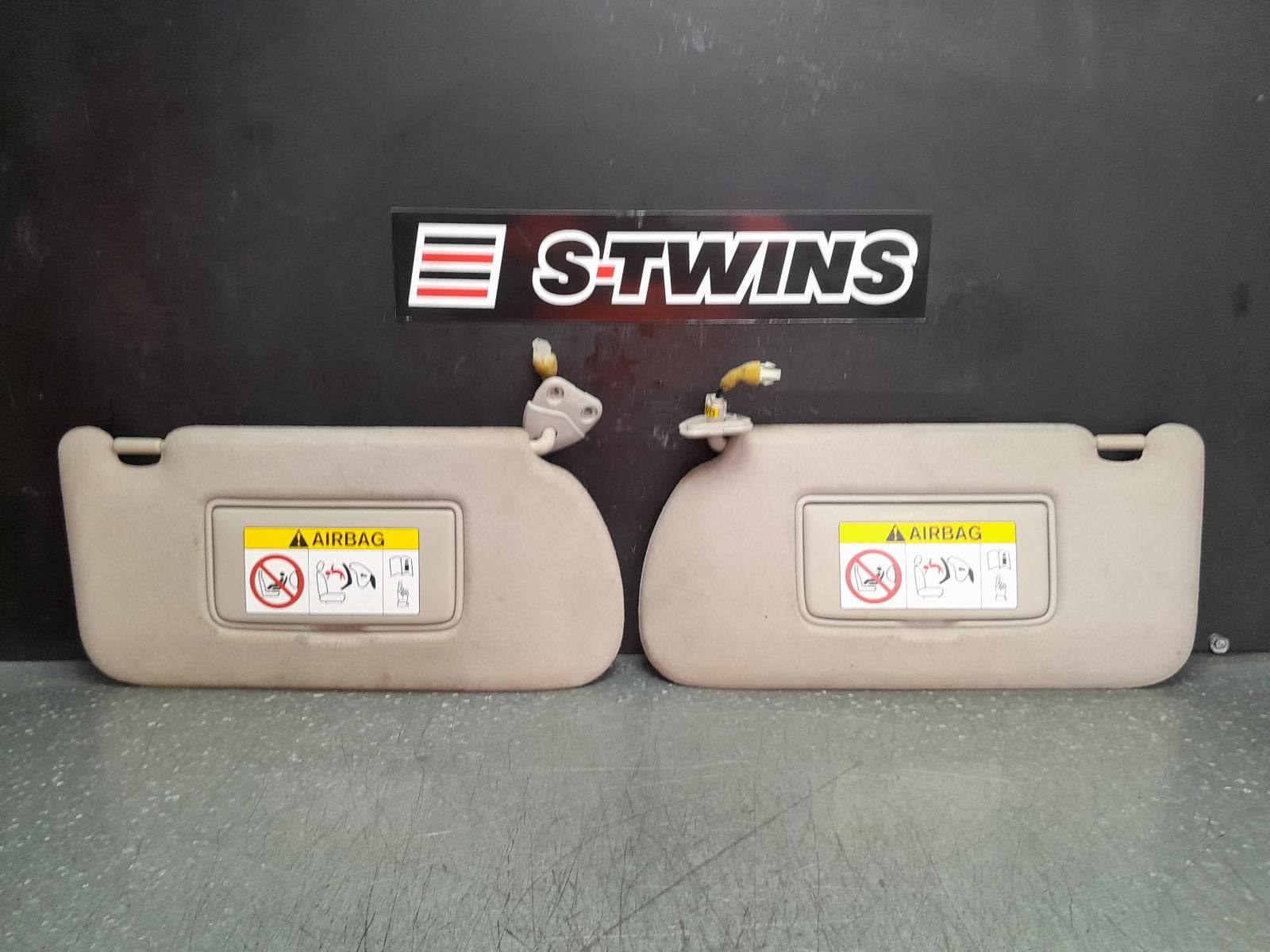 Used auto part listing image: 2016 NISSAN NAVARA SUNVISOR NP300, PAIR, CLOTH, GREY, W/ MIRROR & COURTESY LIGHT TYPE, 04/15- 0000354824