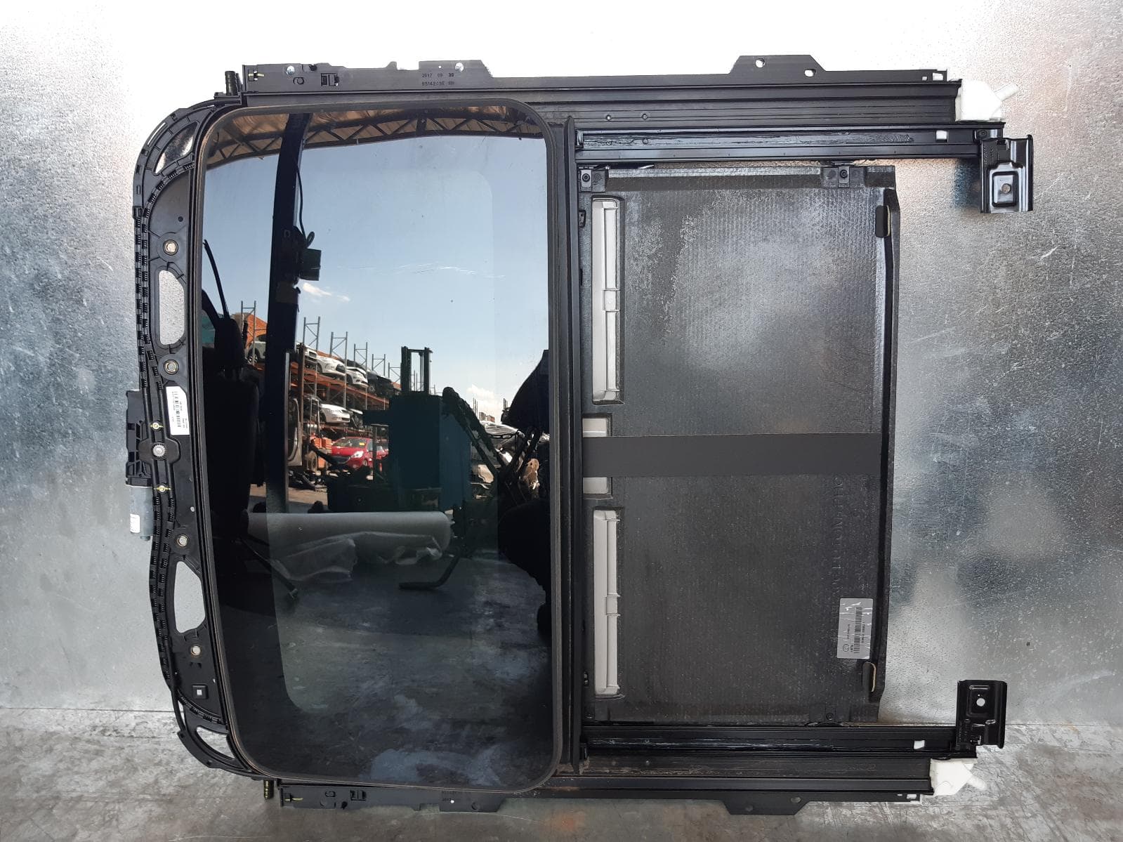 Used auto part listing image: 2018 HOLDEN ASTRA ROOF GLASS SUNROOF T BK, 5DR HATCH/WAGON, 09/16-12/20 0000082963