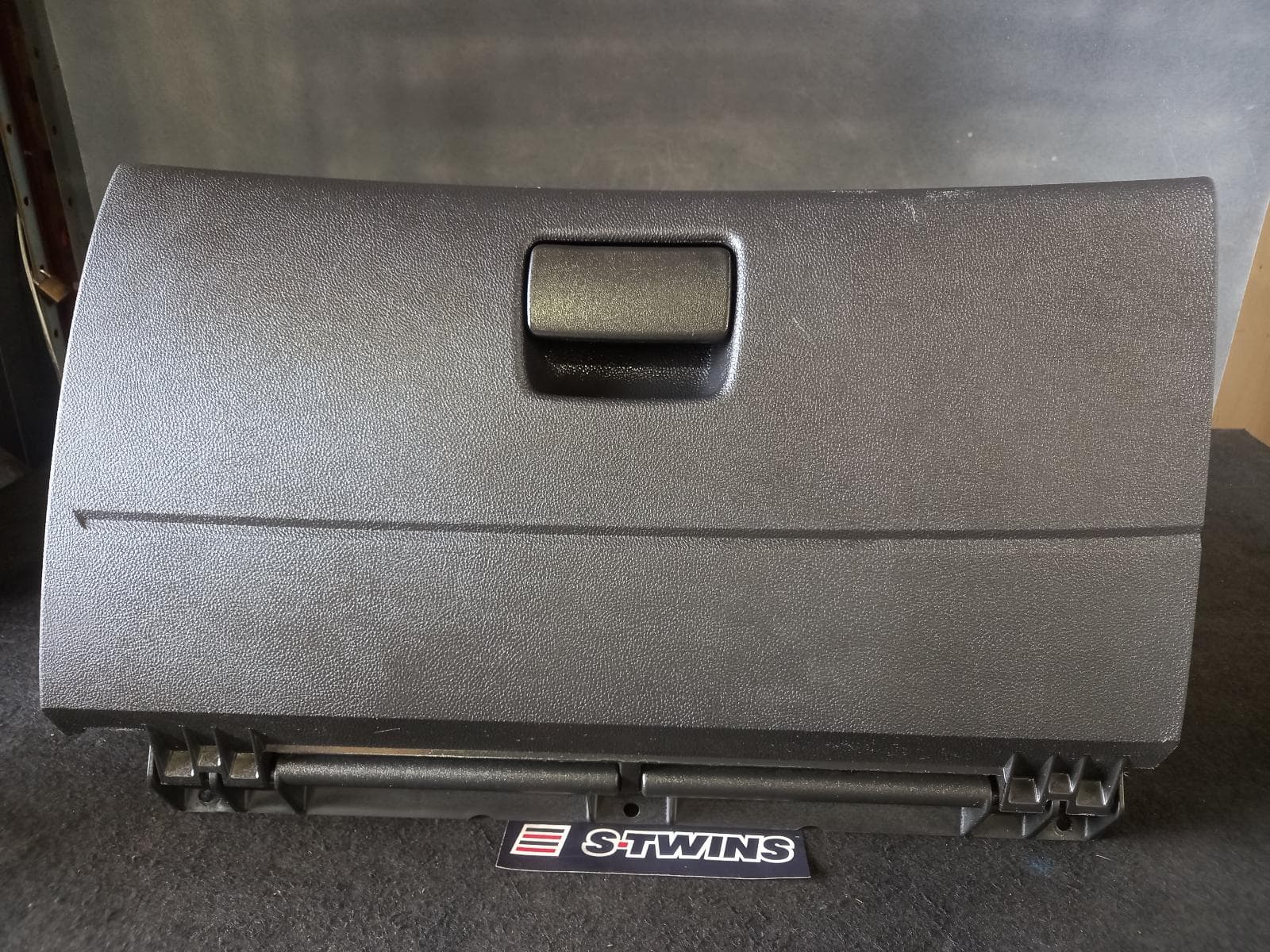 Used auto part listing image: 2013 HOLDEN COMMODORE GLOVE BOX VF, 05/13-12/17 0000128703
