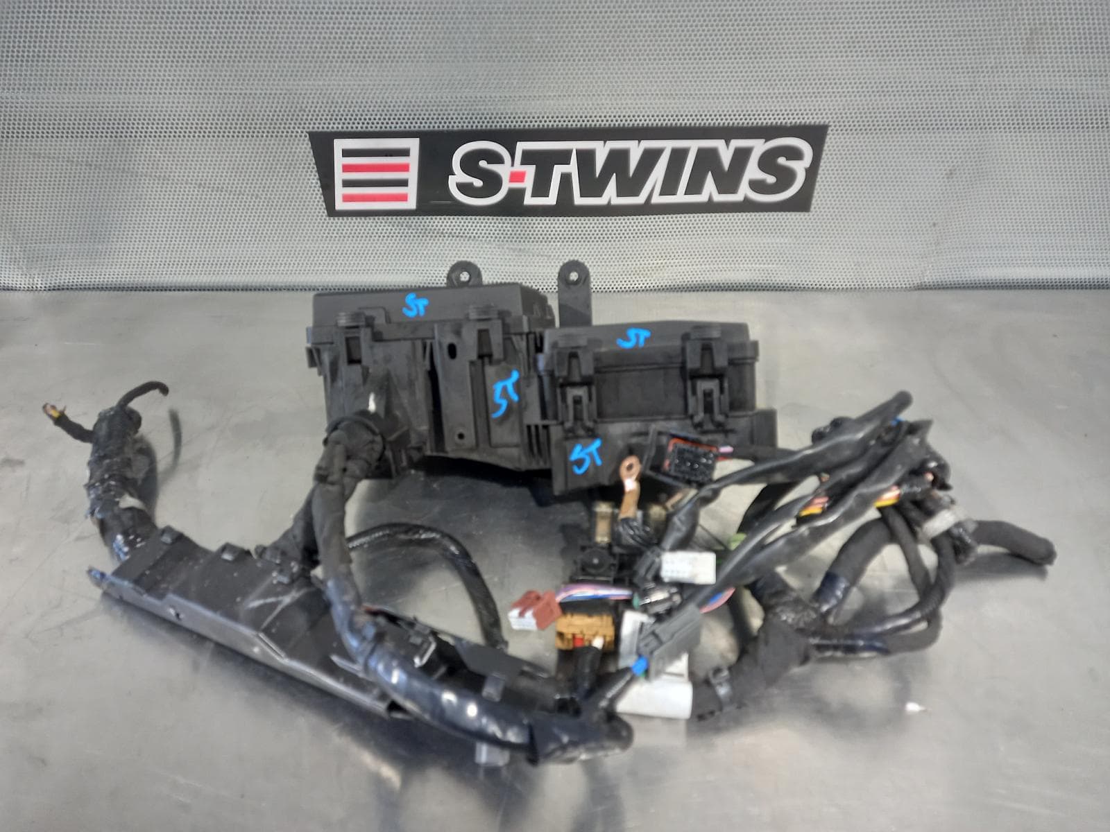 Used auto part listing image: 2018 NISSAN QASHQAI FUSE BOX ENGINE BAY, PETROL, J11, 06/14-07/21 0000156278