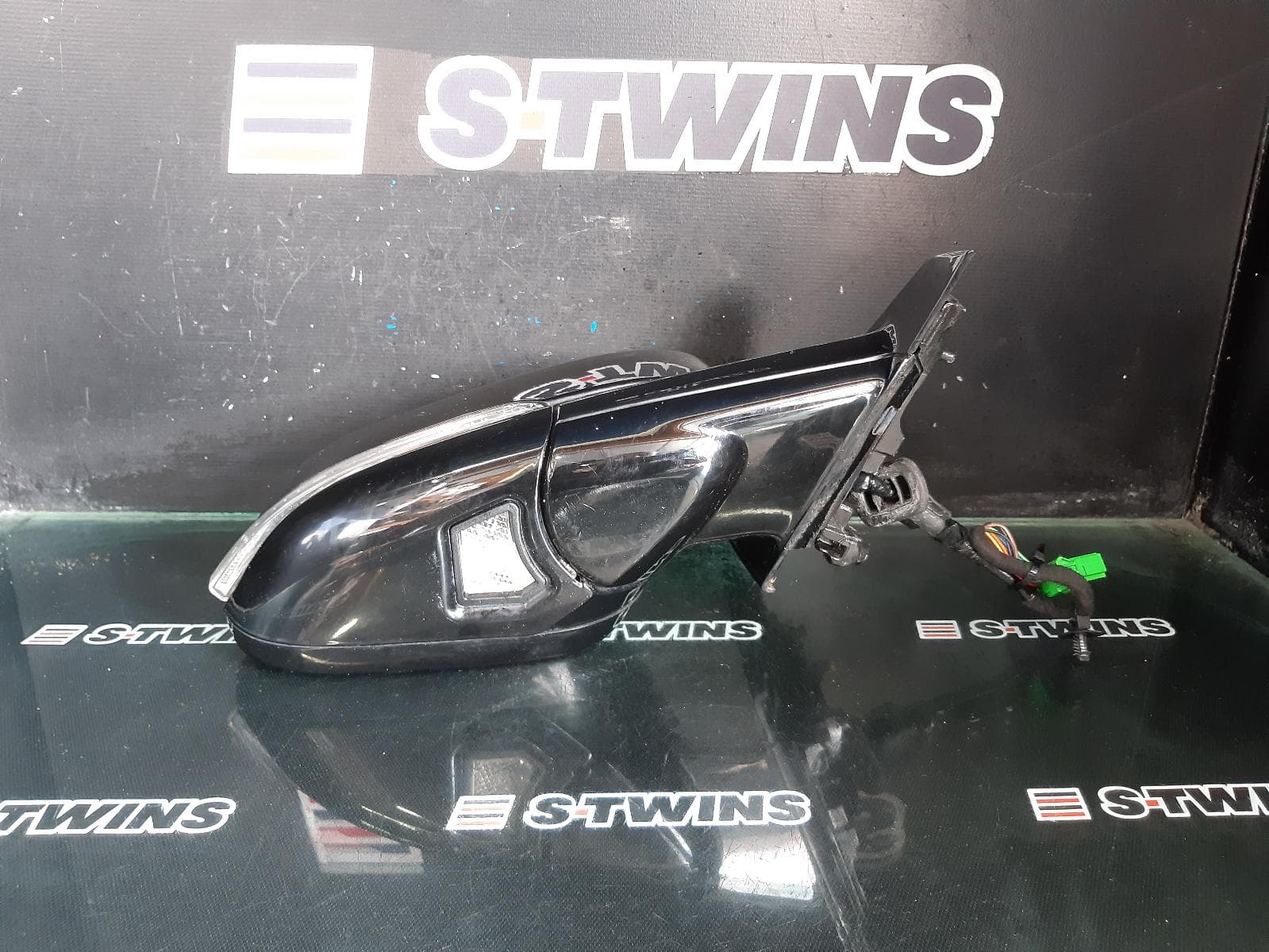 Used auto part listing image: 2014 VOLVO S40 RIGHT DOOR MIRROR M SERIES, HIGH GLOSS BLACK COVER, GLOSS BASE TYPE, 02/13- 0000288440