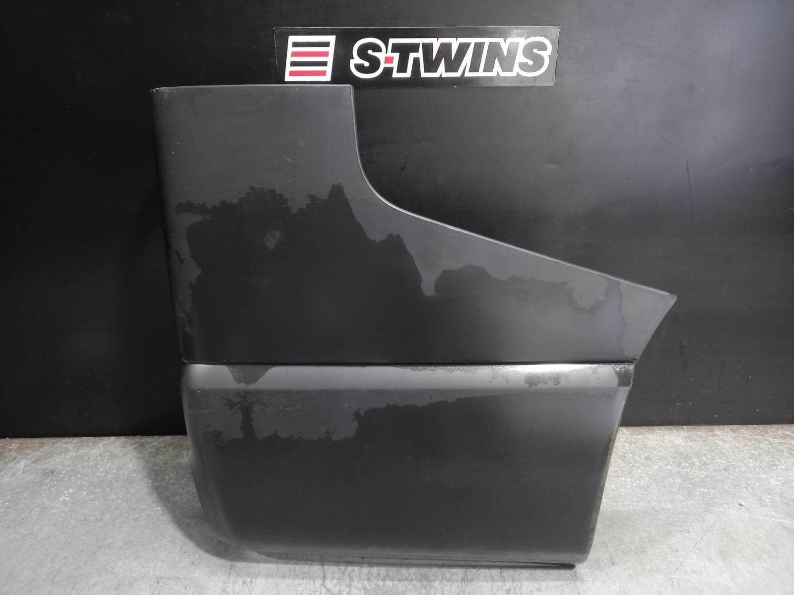Used auto part listing image: 2020 RENAULT TRAFIC REAR BUMPER BUMPER BAR (RH SIDE), BLACK, X82, 01/15- 0000297032