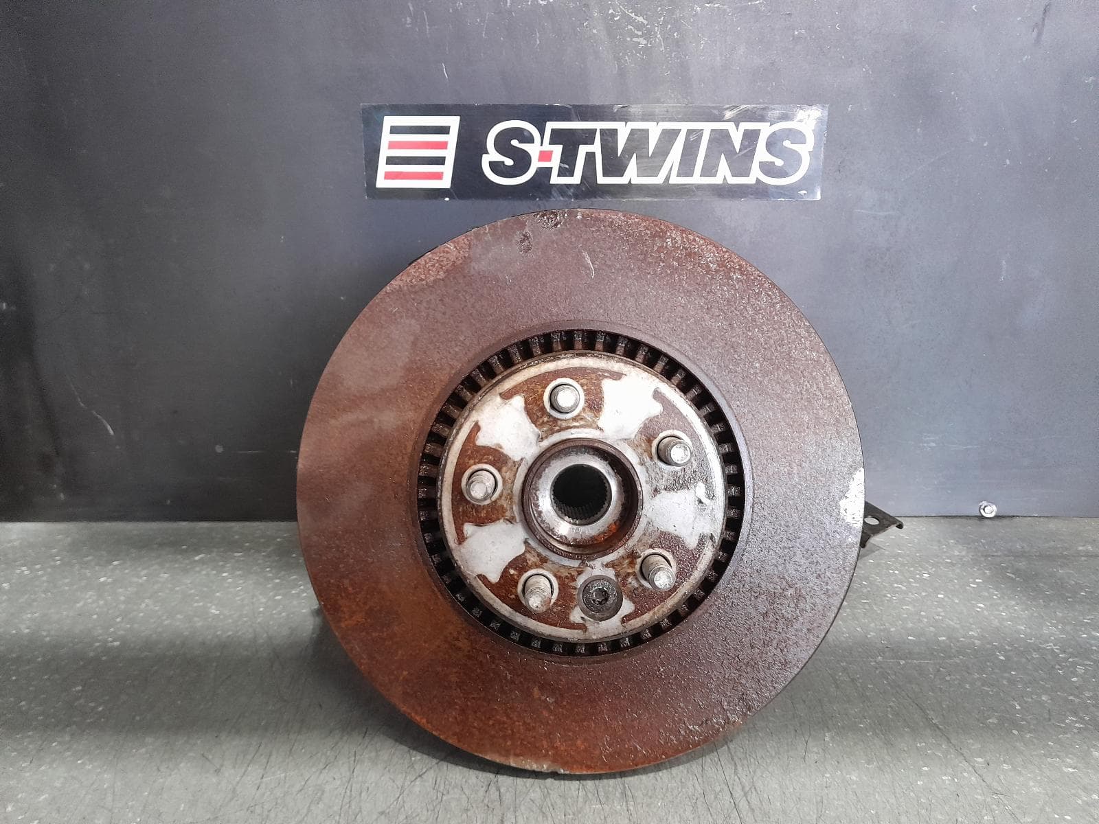 Used auto part listing image: 2013 LAND ROVER FREELANDER LEFT FRONT HUB ASSEMBLY LF2, ABS TYPE, 06/07-12/14 0000340755