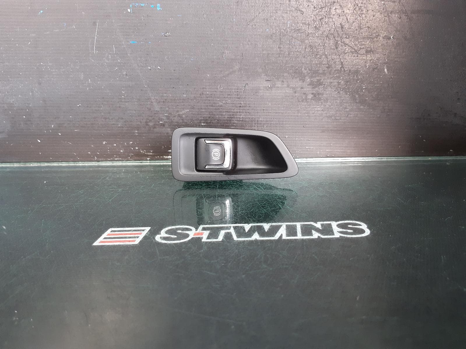 Used auto part listing image: 2015 HOLDEN COMMODORE HANDBRAKE LEVER MODULE***USE HANDBRAKE ACTUATOR PART TYPE*** 0000249652