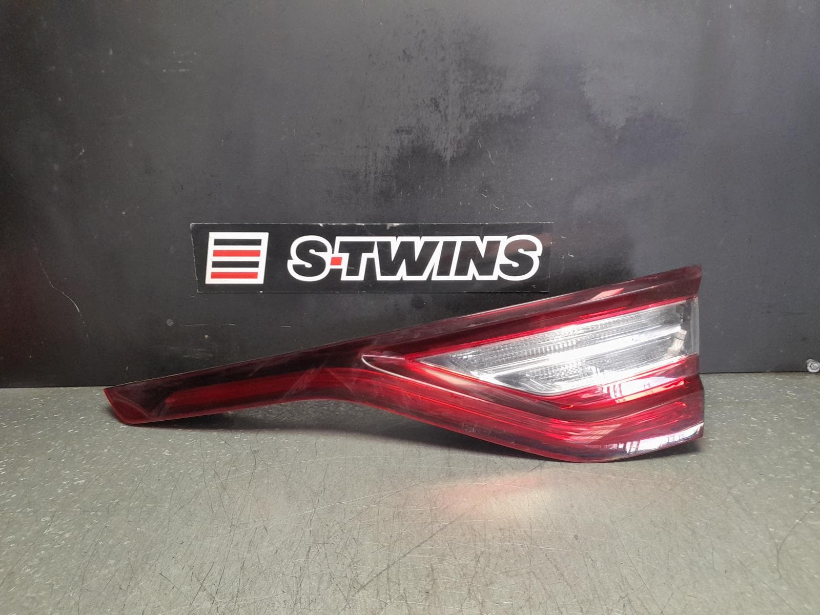 Used auto part listing image: 2017 RENAULT MEGANE REAR GARNISH TAILGATE LAMP (RH SIDE), BFB, HATCH, 06/16-02/20 0000348966