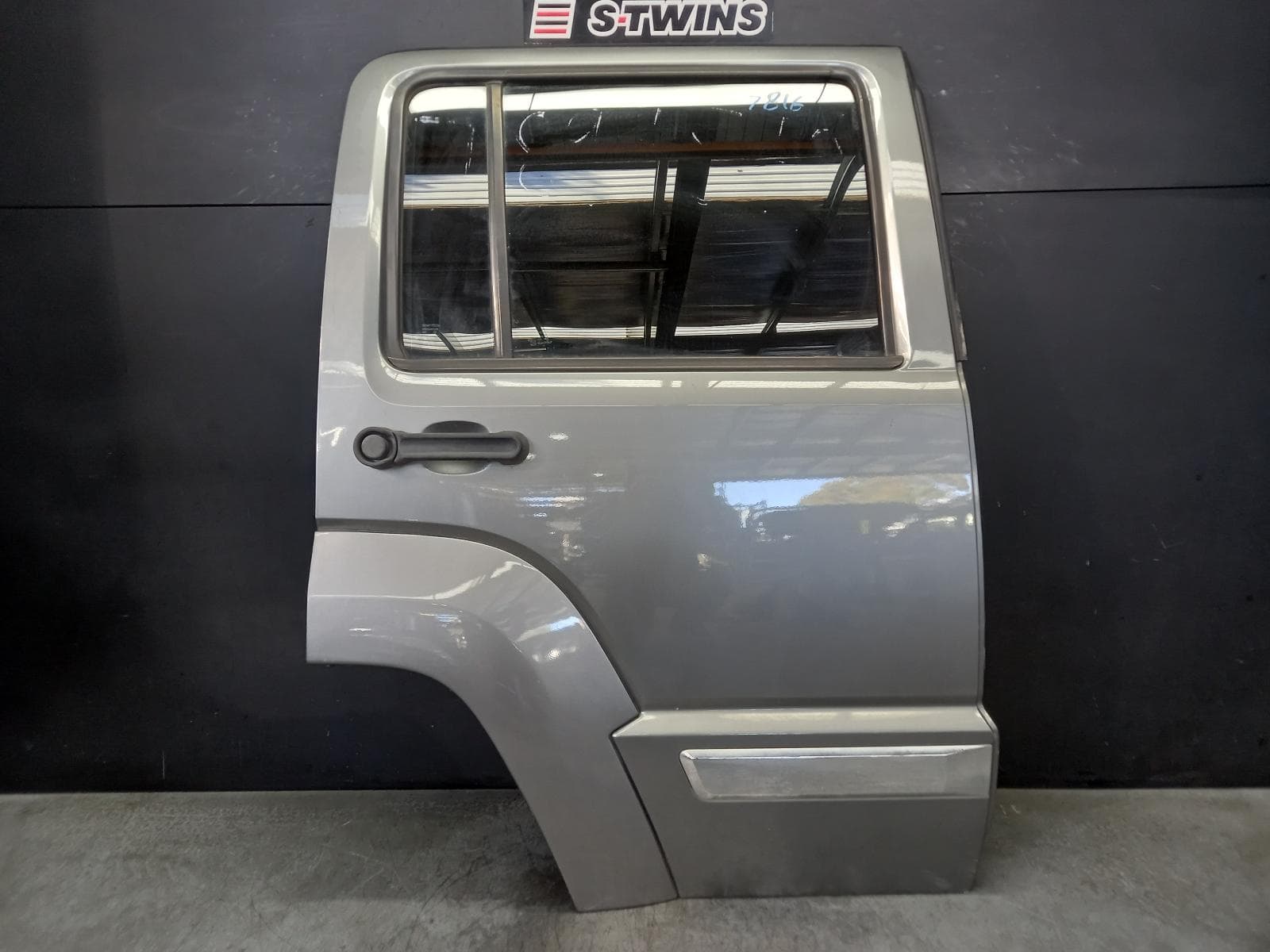 Used auto part listing image: 2012 JEEP CHEROKEE RIGHT REAR DOOR SLIDING KK, 02/08-10/12 0000342496