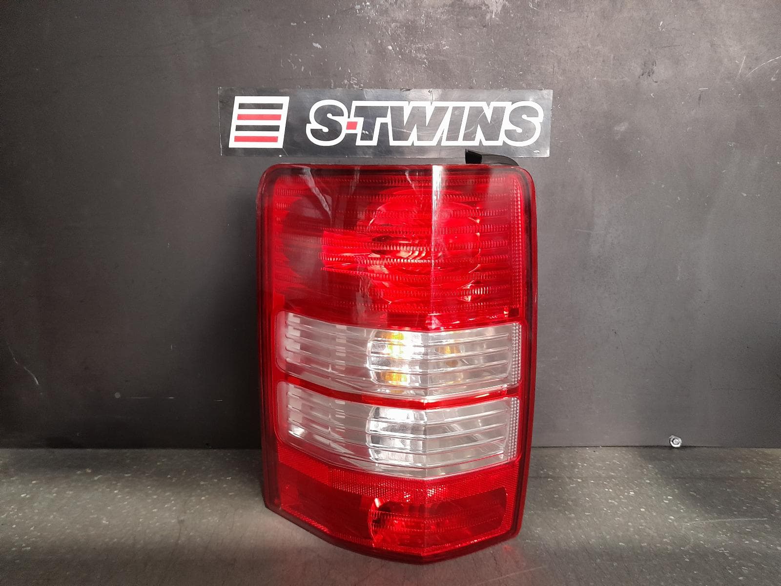 Used auto part listing image: 2012 JEEP CHEROKEE LEFT TAILLIGHT KK, 02/08-10/12 0000342493