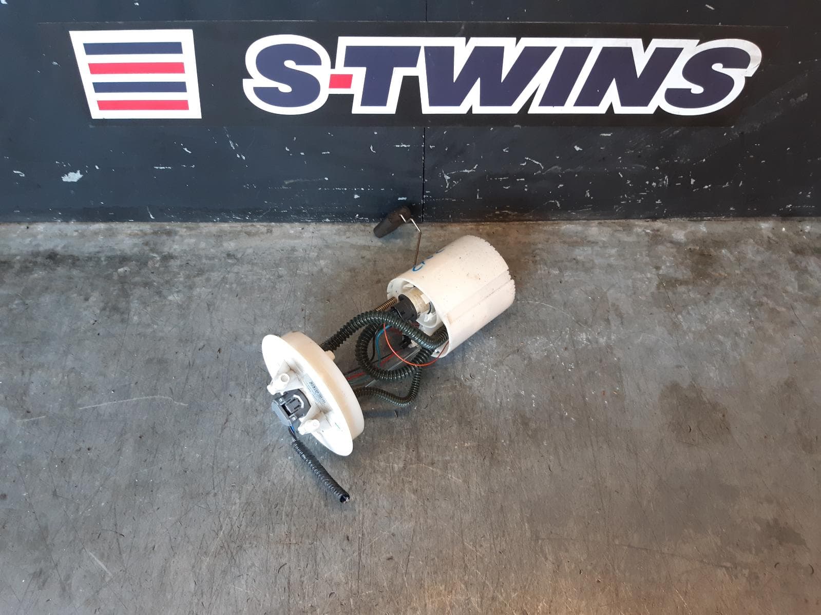 Used auto part listing image: 2018 LDV G10 VAN FUEL PUMP PETROL, 2.0, TURBO (IN TANK), SV7A/SV7C, WAGON/VAN, W/ PLUG (GREY) TYPE, 04/15- 0000109460