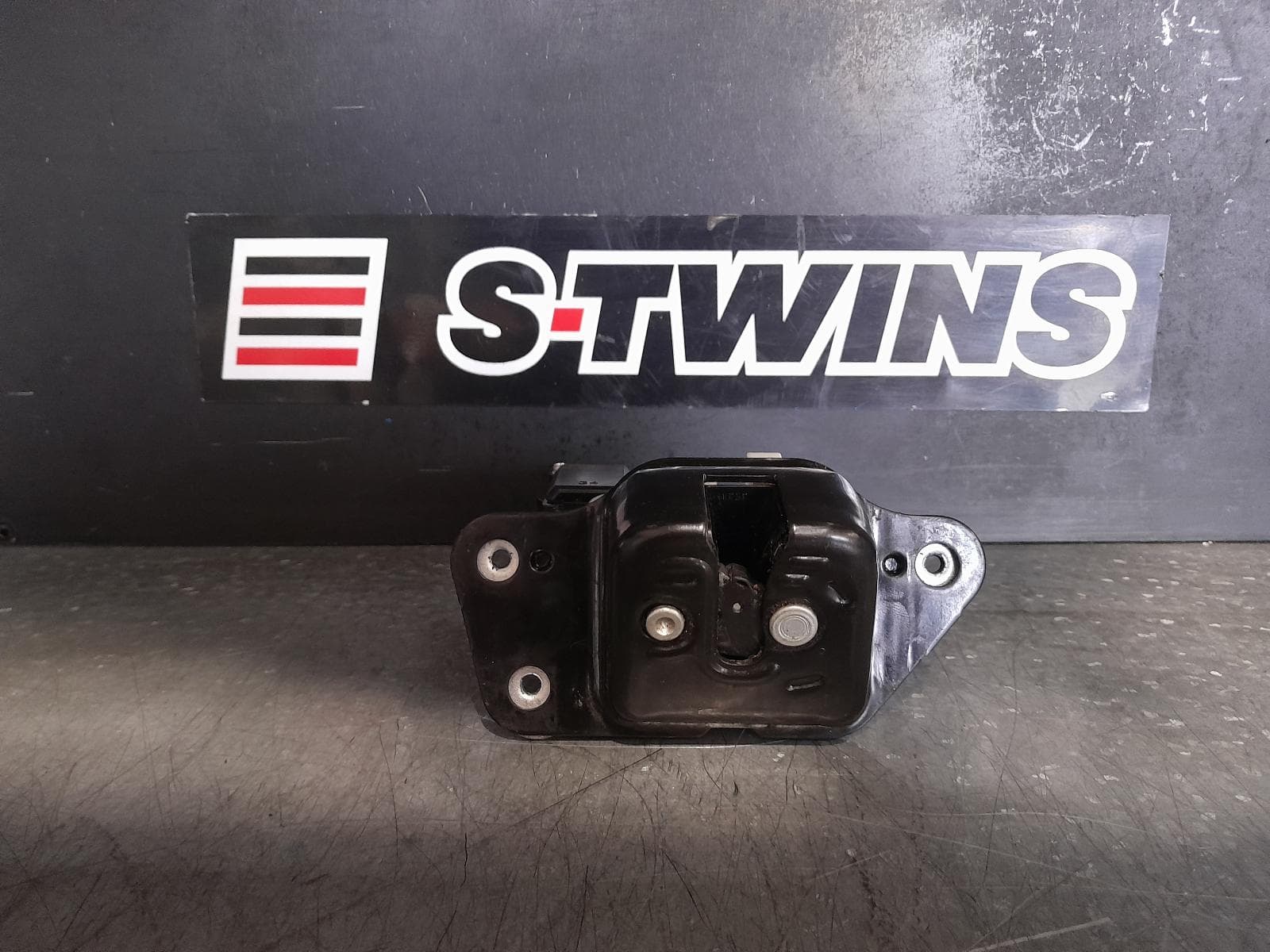 Used auto part listing image: 2012 JEEP CHEROKEE DOOR BOOT GATE LOCK TAILGATE LOCK (LOWER), KK, 11/07-10/12 0000342486