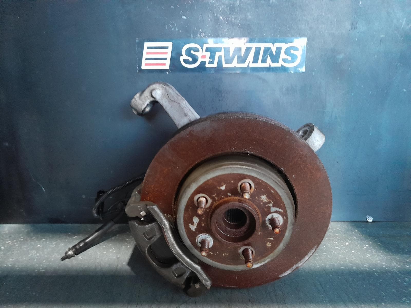 Used auto part listing image: 2012 JEEP CHEROKEE LEFT FRONT HUB ASSEMBLY KK, 11/07-10/12 0000342490