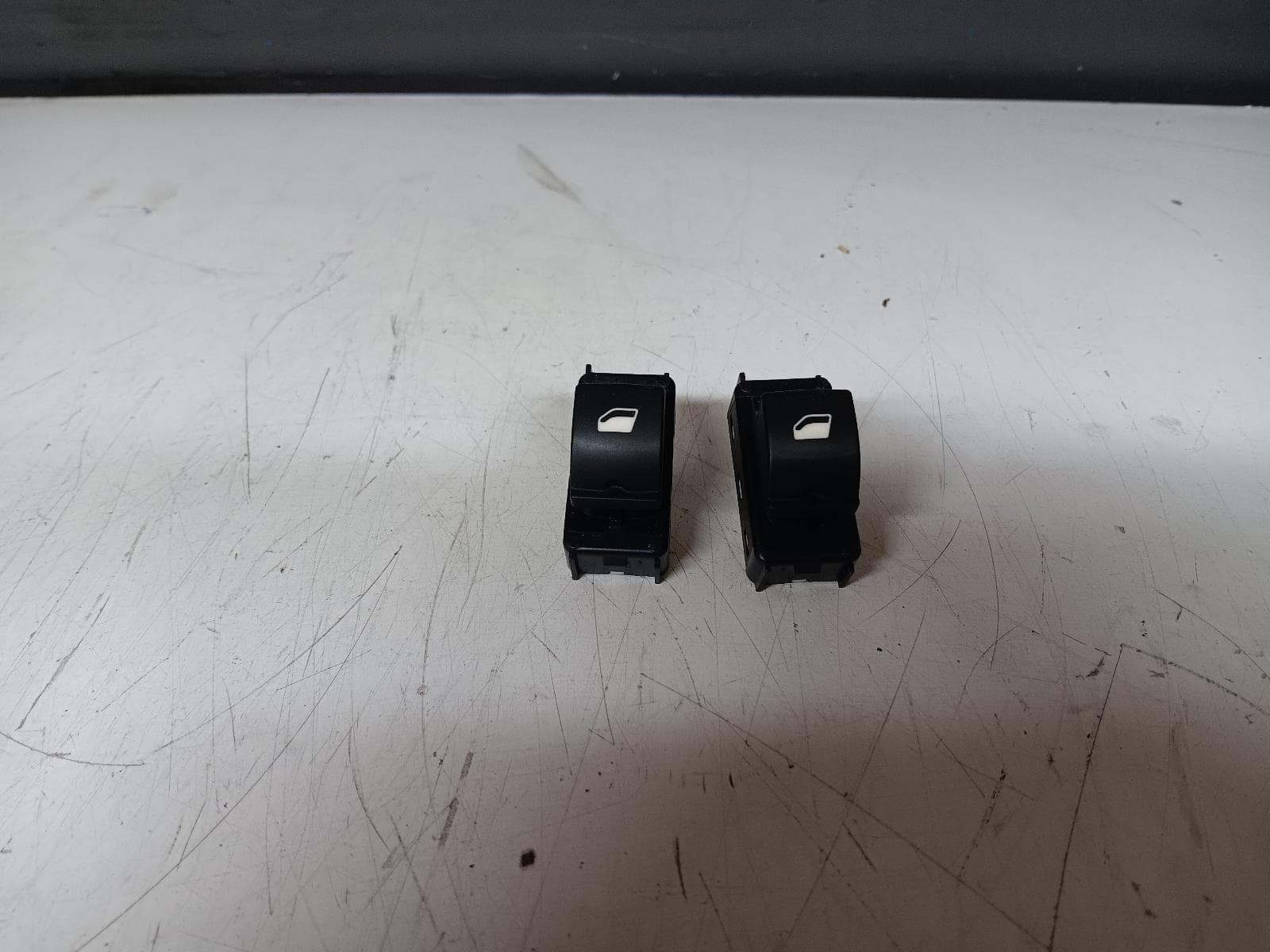 Used auto part listing image: 2017 PEUGEOT 3008 PWR DR WIND SWITCH P84, LH/RH REAR, NON CHROME INSERT, 10/16- 0000287930