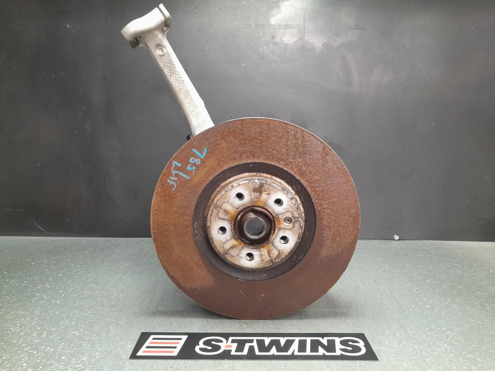 Used auto part listing image: 2019 PORSCHE MACAN LEFT FRONT HUB ASSEMBLY 95B, 6 PISTON CALIPER TYPE, 06/14- 0000352768