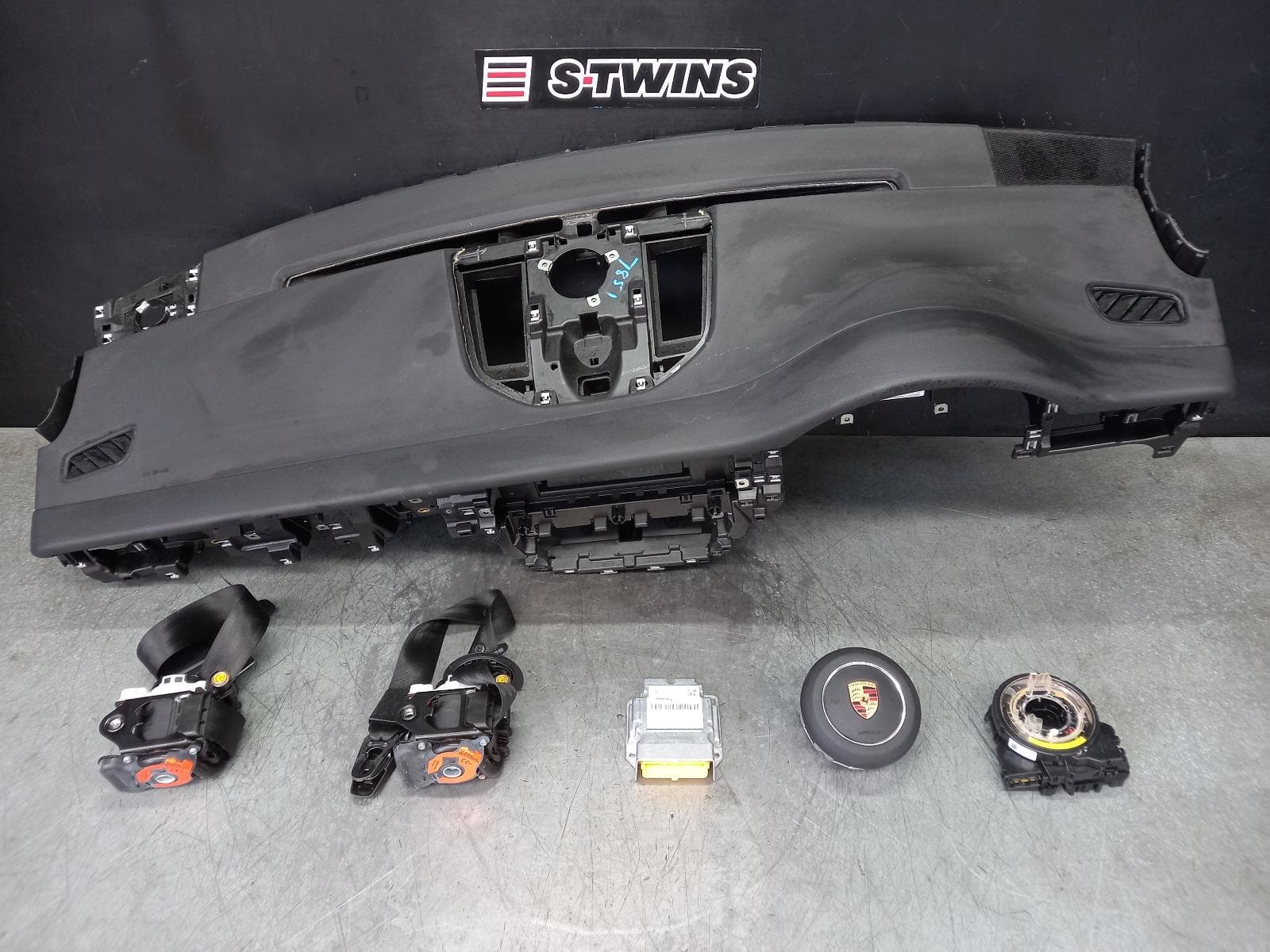 Used auto part listing image: 2019 PORSCHE MACAN AIRBAG ASSEMBLY 95B, 06/14- 0000352785