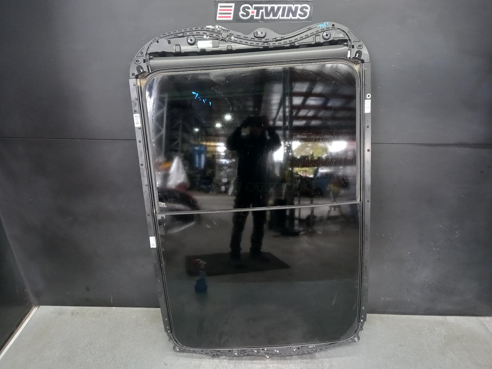 Used auto part listing image: 2019 PORSCHE MACAN ROOF GLASS SUNROOF T 95B, 06/14- 0000352787